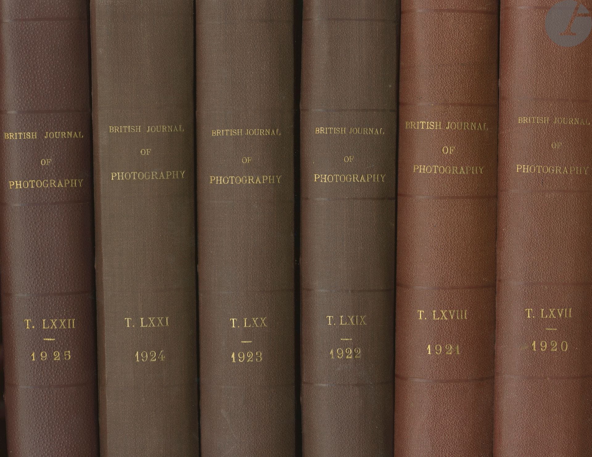 The British Journal of Photography.
6 volumes.
Henry Greenwood & Co, London, 1920/1925.
In-4 (28 x 21 cm). Éditions originales. Publication hebdomadaire, ici reliée par année civile. Complet des 6 années qui se suivent (1920-1925). 804 pages, 784 pages, 792 pages, 800 pages, 788 pages & 784 pages. Articles sur deux colonnes, illustrés de croquis, dessins, schémas et photographies. Reliure rigide en demi-percaline avec titre doré au dos. Étiquette de la collection Sudre en deuxième de couverture.
