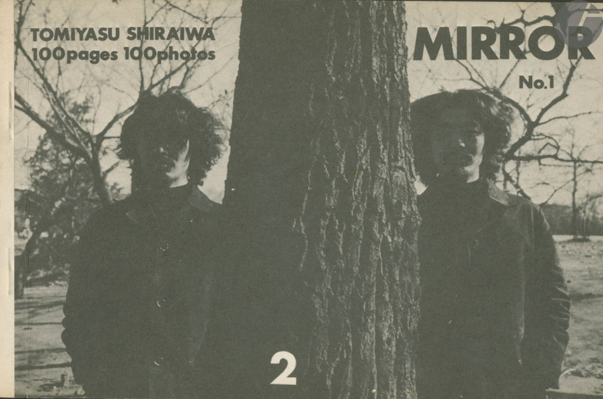 [JAPON]
SHIRAIWA, TOMIYASU
Mirror N° 1.
A compte d’auteur, 1974.
In16 oblong ( 11,5 x 17,5 cm). Édition originale brochée. 100 pages. 100 photographies. Couverture souple illustrée.
