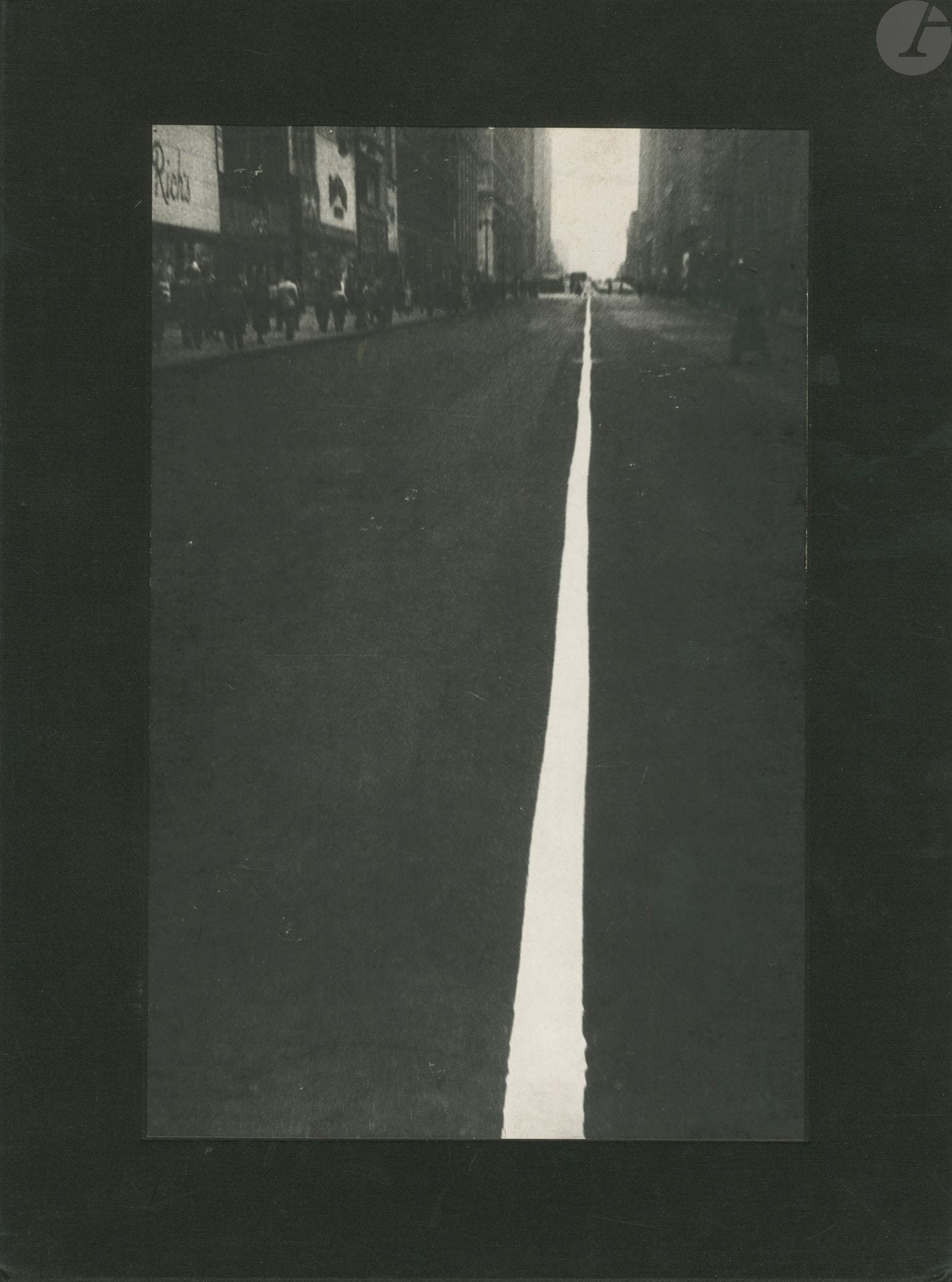 FRANK, ROBERT (1924-2019)
The Lines of My Hand.
Yugensha, Kazuhiko Motomura, Tokyo, 1972.
In-4 (34 x 25 cm). Édition originale japonaise,limitée à 1 000 ex. et accompagnée d’un cahier de 30 pp. en japonais qui légende les 160 photographies de Robert Frank reproduites dans le livre. 119 pp. Design par Kohei Sugiura et Syuhei Tsuji; avec un dessin de June Leaf. Cartonnage d’éditeur en toile noire avec signature imprimée sur la couverture et titre imprimé au dos. Un des 500 ex. avec l'emboîtage en toile noire avec une illustration en noir et blanc contrecollée sur la couverture "New York City, 1948".
Ref. Parr & Badger, I, p. 261.