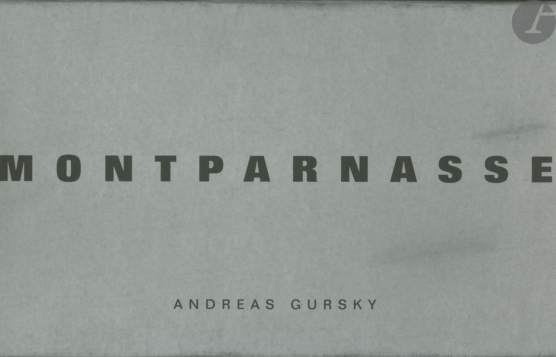 GURSKY, ANDREAS (1955) [Signé]
Montparnasse.
Portikus & Oktagon Verlag, 1995.
In-folio oblong . Édition originale, signée par Andreas Gursky. Boîte argentée au format 28 x 49,5 cm contenant une reproduction en couleur imprimée sur carton fort sous pochette titrée "Montparnasse" et deux livrets brochés, l'un titré "Texte" avec 10 photographies imprimées en noir et blanc dans le texte, l'autre titré "Image" avec 20 photographies reproduites en couleur. Design par Kuhle et Mozer.
Ref. Parr & Badger, II, p. 275.
