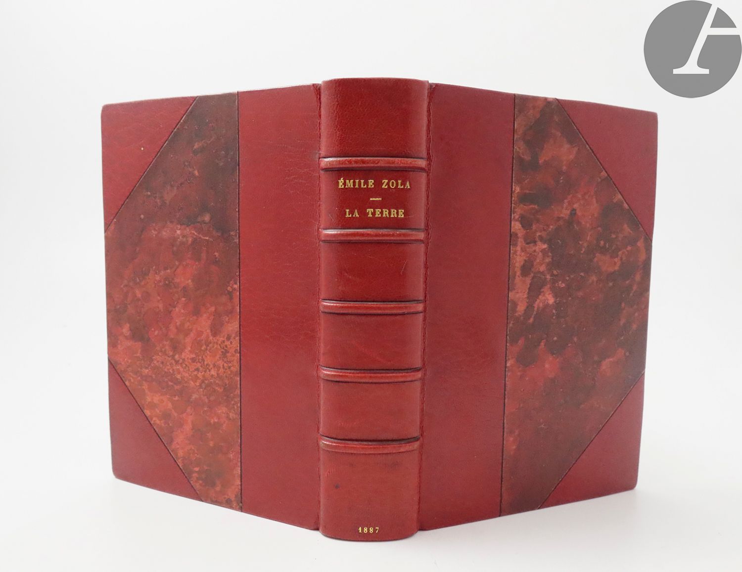ZOLA (Émile).
La Terre.
Paris : G. Charpentier et Cie, 1887. — In-18, demi-maroquin rouge à coins, dos à nerfs, tête dorée, non rogné, couverture et dos conservés (H. Blanchetière).
Édition originale du quinzième roman de la série des « Rougon-Macquart ».

Un des 275 exemplaires numérotés sur papier de Hollande.

Bel exemplaire relié par Blanchetière.
Salissures et quelques restaurations à la couverture. Restauration sur le bord de quelques feuillets. Restes de coupures de presse sur la première doublure.