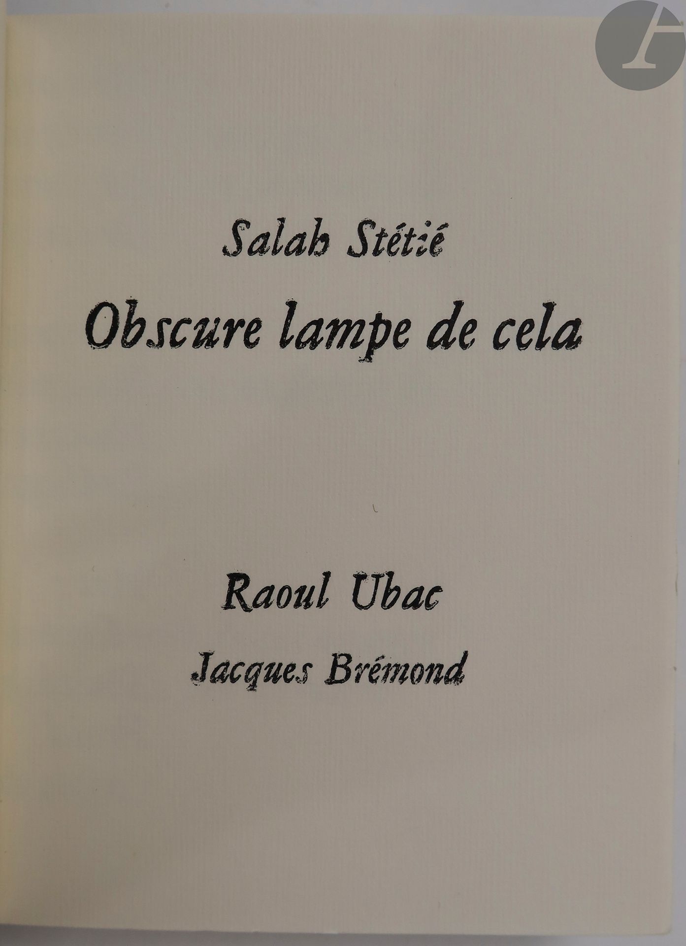STÉTIÉ (Salah) - UBAC (Raoul).
Obscure lampe de cela.
Villeneuve-lez-Avignon : Jacques Brémond, [1959]. — In-12, chagrin noir, grande flamme de maroquin rouge bordée d'un listel blanc et d'un filet doré sur le premier plat, listel blanc dessinant une partie d'une flamme sur le second plat, dos lisse, non rogné, couverture conservée, étui (L. Strid).
Édition originale de cette suite de 20 poèmes de Salah Stétié, illustrée de 9 bois originaux hors texte de Raoul Ubac.

Un des 401 exemplaires sur papier de Soropa, relié par le relieur suédois Lars Strid.