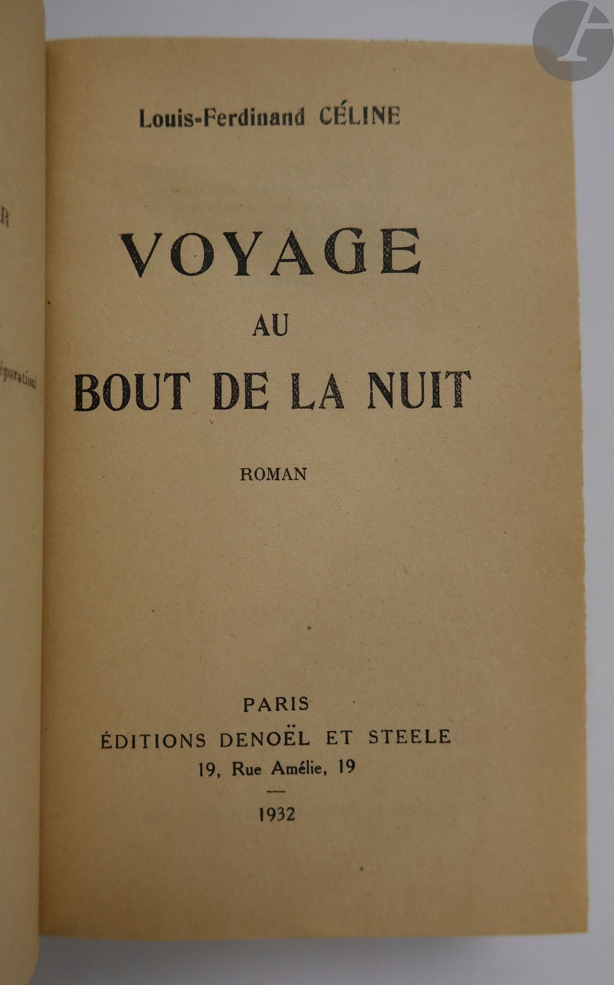 CÉLINE (Louis-Ferdinand).
Voyage au bout de la nuit. Roman.
Paris : Denoël et Steele (Grande imprimerie de Troyes), 1932. — In-8, demi-maroquin vert à coins, dos à nerfs, non rogné, premier plat de couverture conservé (reliure moderne).
Dauphin, Fouché, « Bibliographie des écrits de Louis-Ferdinand Céline », 32A1.

Édition originale dédiée à Élisabeth Craig, du premier et du plus célèbre roman de Céline.

Exemplaire du tirage ordinaire, sans le catalogue de l'éditeur et avec seulement le premier plat de couverture conservé, ne portant aucune mention d'édition.
Bon exemplaire en reliure amateur moderne.
