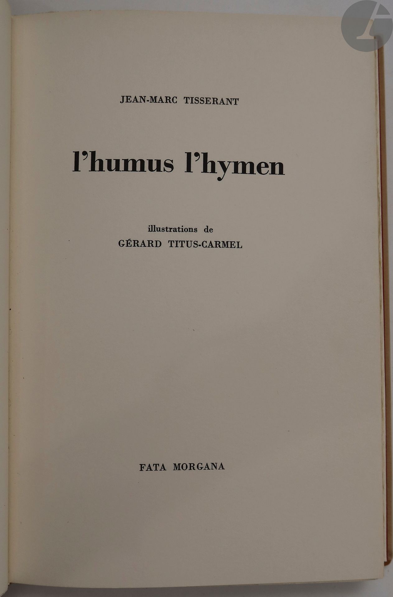 TISSERANT (Jean-Marc) - TITUS-CARMEL (Gérard).
L'Humus l'hymen.
Montpellier : Éditions Fata Morgana, 1973. — In-8, veau fauve, listels verticaux de maroquin vert sombre et noir, et pièces de maroquin rouge et noir sur le premier plat, dos lisse, non rogné, couverture et dos conservés, étui (reliure moderne).
Édition originale tirée à 575 exemplaires, illustrée de 8 compositions en noir de Gérard Titus-Carmel, dont 3 à pleine page.

Un des 75 exemplaires sur vélin d'Arches, enrichis de 2 eaux-fortes originales hors texte, numérotées et signées par l'artiste.

Bon exemplaire, bien relié.