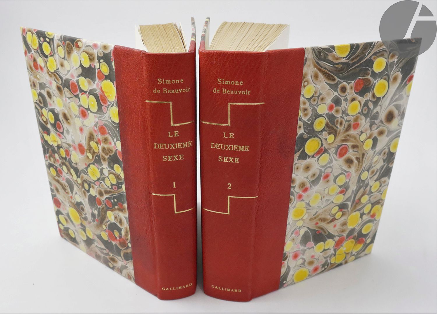 BEAUVOIR (Simone de).
Le Deuxième sexe I. Les faits et les mythes. - II. L'Expérience vécue.
Paris : Gallimard, [1955]. — 2 volumes in-8, demi-chagrin orange, dos lisse orné, non rogné, couverture et dos conservés, étui (reliure moderne).
Nouvelle édition.

Exemplaire sur papier d'édition, dont chaque volume comporte un envoi autographe de la romancière à Mme Garnier :

« A Mme Garnier // en sympathique hommage // S. de Beauvoir » (tome 1)
« Pour Mme Garnier // bien sympathiquement // S. de Beauvoir » (tome 2)

Exemplaire en reliures modernes. Restauration dans la marge supérieure de quelques feuillets au début du premier volume.