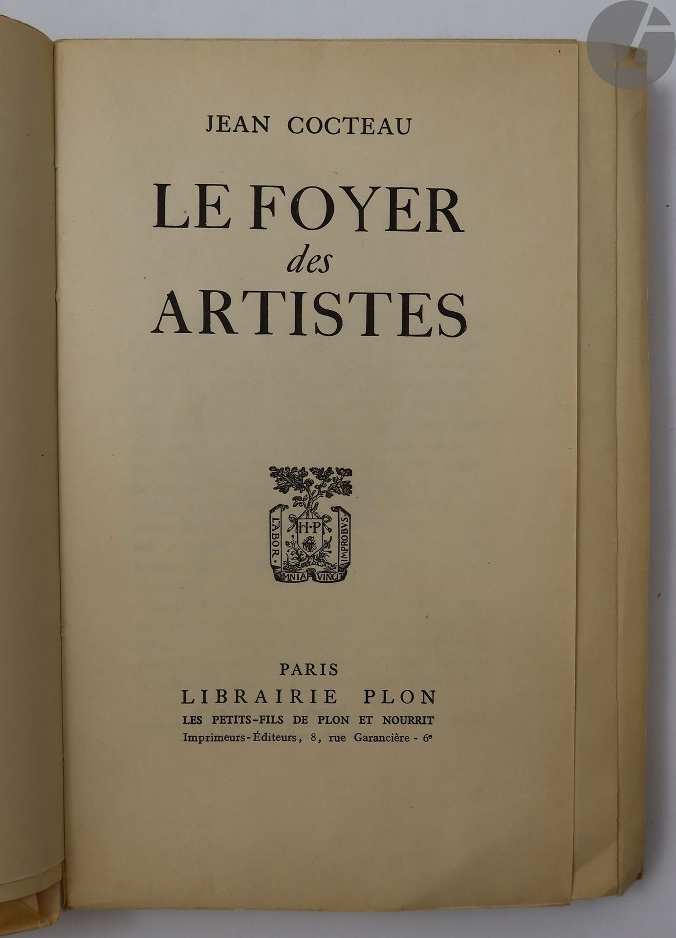 *COCTEAU (Jean).
Le Foyer des artistes.
Paris : Librairie Plon, [1947]. — In-8, broché, couverture rempliée.
Édition originale.

UN DES 16 PREMIERS EXEMPLAIRES SUR PAPIER DES MANUFACTURES IMPÉRIALES DU JAPON.

Déchirure à une charnière, sinon exemplaire très bien conservé, en grande partie non coupé.