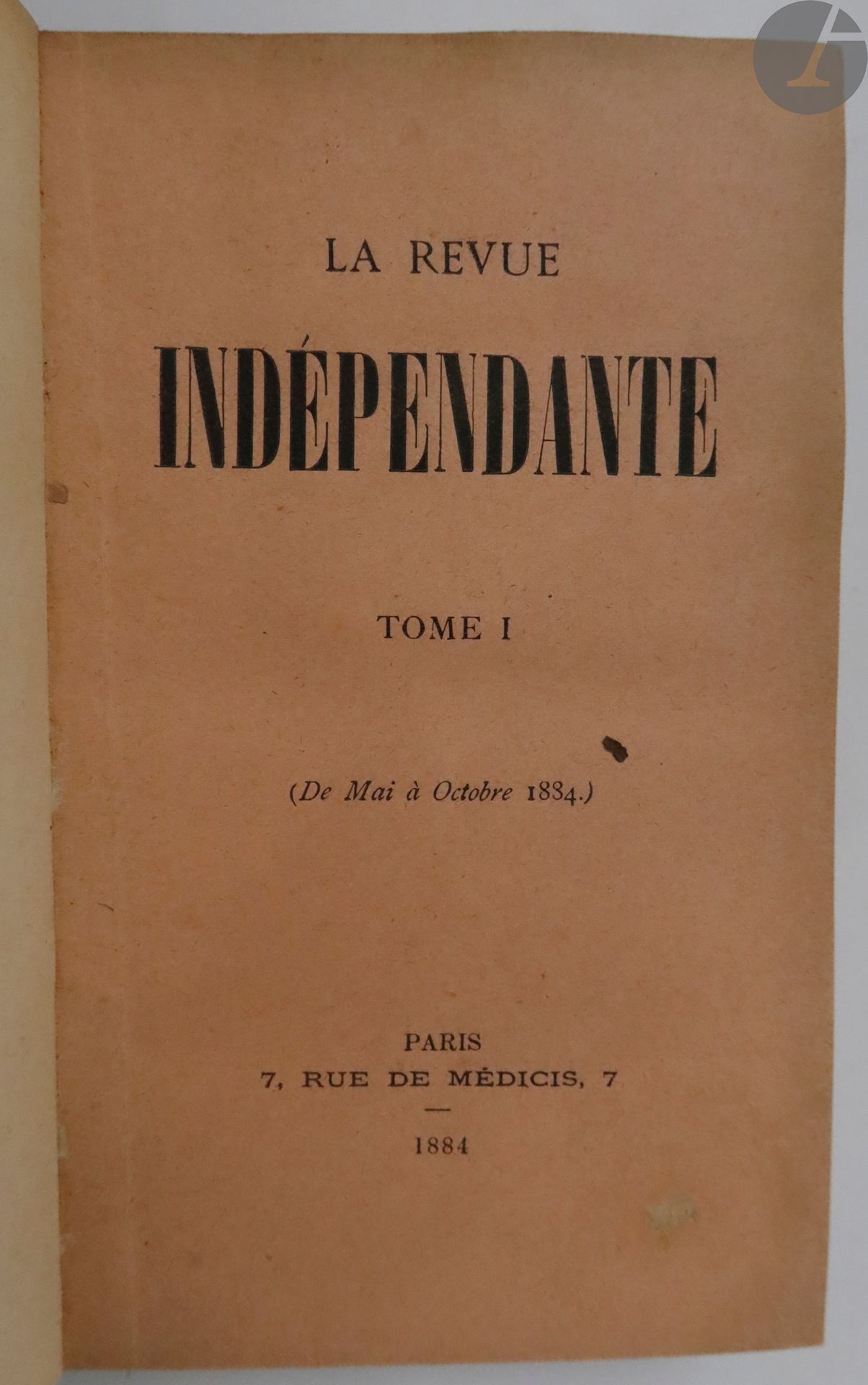 VERLAINE (Paul).
[Les Amies] In : La Revue indépendante. Tome 1 (De Mai à Octobre 1884).
Paris, 1884. — 6 numéros en un volume in-18, demi-toile brun clair, dos lisse, tranches mouchetées, couverture conservée (reliure de l'époque).
Ensemble des 6 premiers numéros, constituant l'ensemble de la première année de cette célèbre revue artistique et littéraire animée par Félix Fénéon. Il comprend notamment la rééditions des « Amies » de Paul Verlaine, parues dans le numéro d'octobre (pp. 456 à 461).

On y trouve également des textes de Joris Karl Huysmans (« La Genèse du Peintre », « Le Salon de 1884» et « Un Dilemme »), Edmond de Goncourt (« Une Passionnette » et « Idées et Sensations d'un vieux civilisé »), Émile Zola (« Théâtre de campagne »), Stanislas de Guaïta (« À Charles Baudelaire »), Jean Moréas (« Sensualité »), etc.

Bon exemplaire en reliure de l'époque, complet du titre et de la couverture générale.
Traces de mouillures sur le premier plat et les tranches. Traces sombres aux derniers feuillets.
