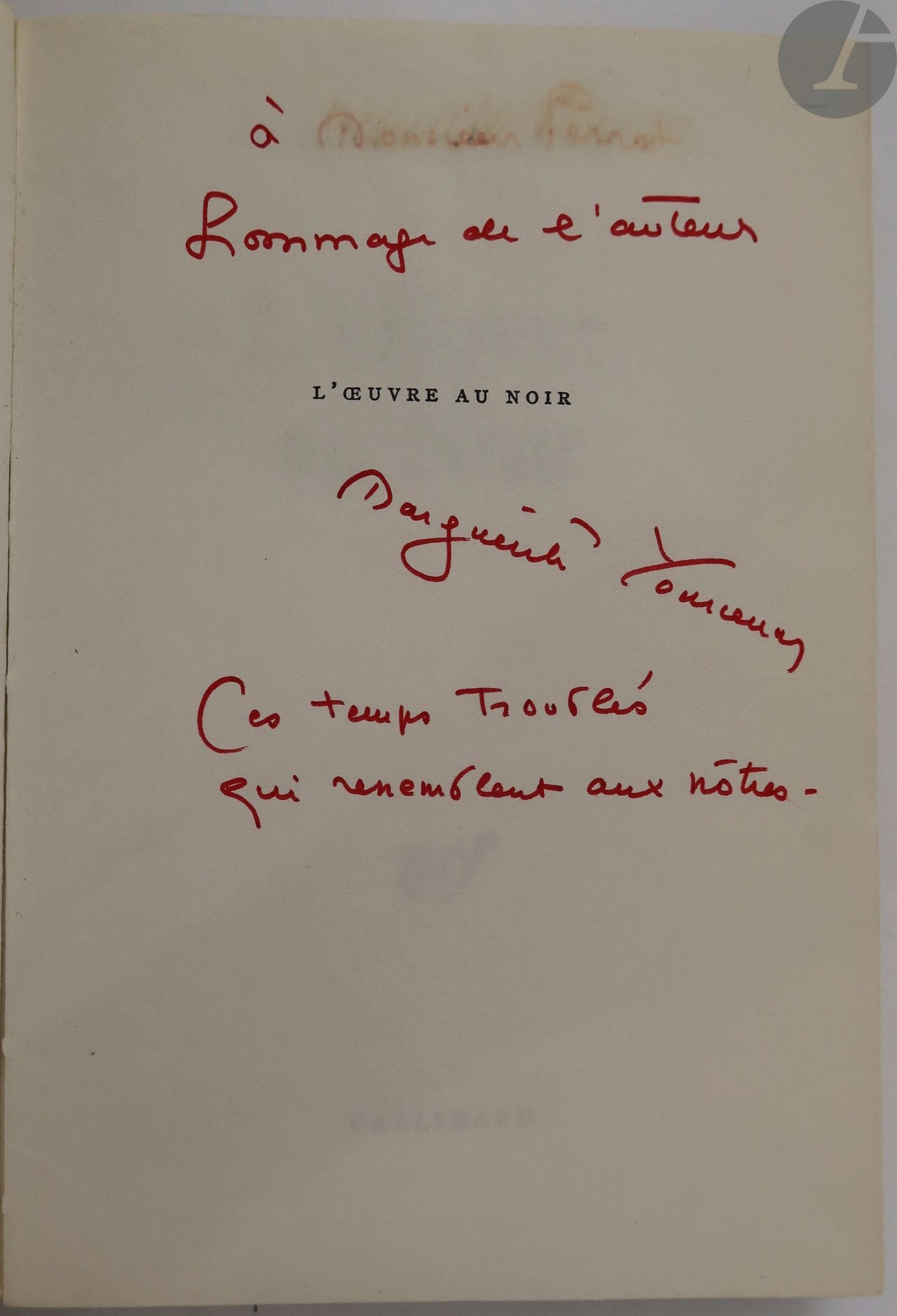 YOURCENAR (Marguerite).
L'Œuvre au Noir.
Paris : Gallimard, [1968]. — In-8, broché, sous jaquette illustrée.
Édition originale.
Exemplaire sur papier d'édition, enrichi d'un envoi autographe signé de Marguerite Yourcenar sur le faux titre. Le nom du dédicataire a été effacé.
Déchirures sur les bords de la jaquette.
Provenance : ex-libris M.D.