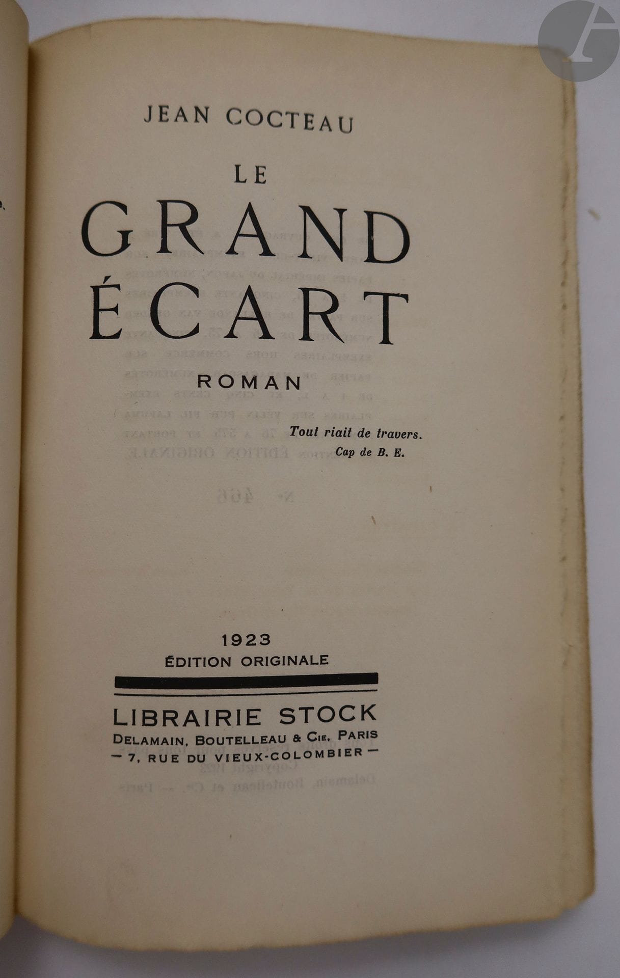 *COCTEAU (Jean).
Le Grand écart.  Roman.
Paris : Librairie Stock, Delamain, Boutelleau & Cie, 1923. — In-12, broché.
Édition originale.
Un des 500 exemplaires sur vélin pur fil Lafuma.
Dos légèrement éclairci.

On joint, du même auteur :
- LE GRAND ÉCART. Roman illustré par l'auteur de vingt-deux dessins dont onze en couleurs. Paris : Librairie Stock, Delamain & Boutelleau, [1926]. — Grand in-8, broché, couverture rempliée.
Première édition illustrée.
Un des 449 exemplaires sur vélin pur fil Lafuma, très bien conservé et en grande partie non coupé, bien complet des serpentes légendées en rouge.
