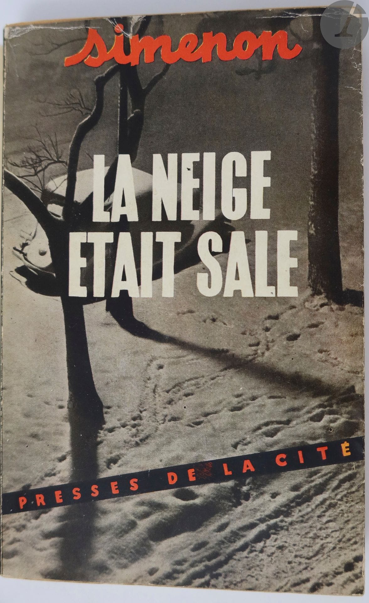 SIMENON (Georges).
La Neige était sale.
Paris : Presses de la Cité, [1951]. — In-12, broché, jaquette illustrée.
Nouvelle édition de ce roman paru pour la première fois en 1948.
ENVOI DE L'AUTEUR SUR LE SECOND FEUILLET :

« à monsieur Jacques Baroche, // bien cordialement // Georges Simenon // 1952. »

Exemplaire complet de la jaquette illustrée.
Quelques restaurations à la jaquette.
Provenance : Jacques Baroche, avec envoi autographe de l'auteur. - Ex-libris M.D.