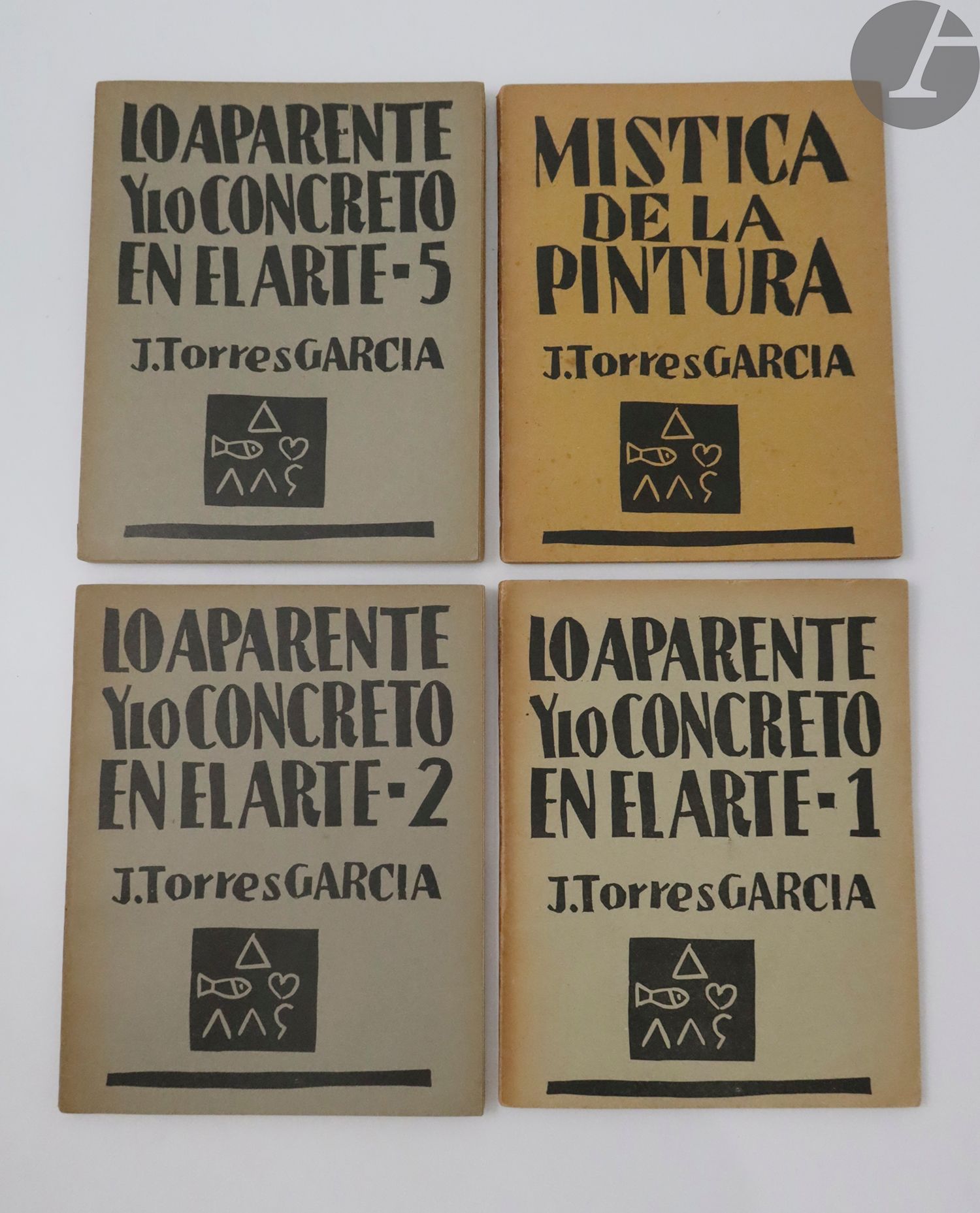 TORRES GARCIA (Joaquín).
Lo aparente y lo concreto en el arte.
Montevideo : Asocacio, de arte constructivo, 1947-1948. — 5 fascicules in-8 carré, broché.
Collection complète de cette revue artistique réunissant les conférences données par le peintre et sculpteur uruguayen Joaquín Torres García (1874-1949) à la faculté des sciences humaines de Montevideo. L'illustration comprend de nombreuses reproductions en noir d'œuvres anciennes et modernes.

Exemplaire bien conservé.

On joint, du même auteur :
- MISTICA DE LA PINTURA. Montevideo : Asociacion de arte constructivo, 1947. — In-8, broché.
Édition originale de cette étude. Piqûres à la couverture.