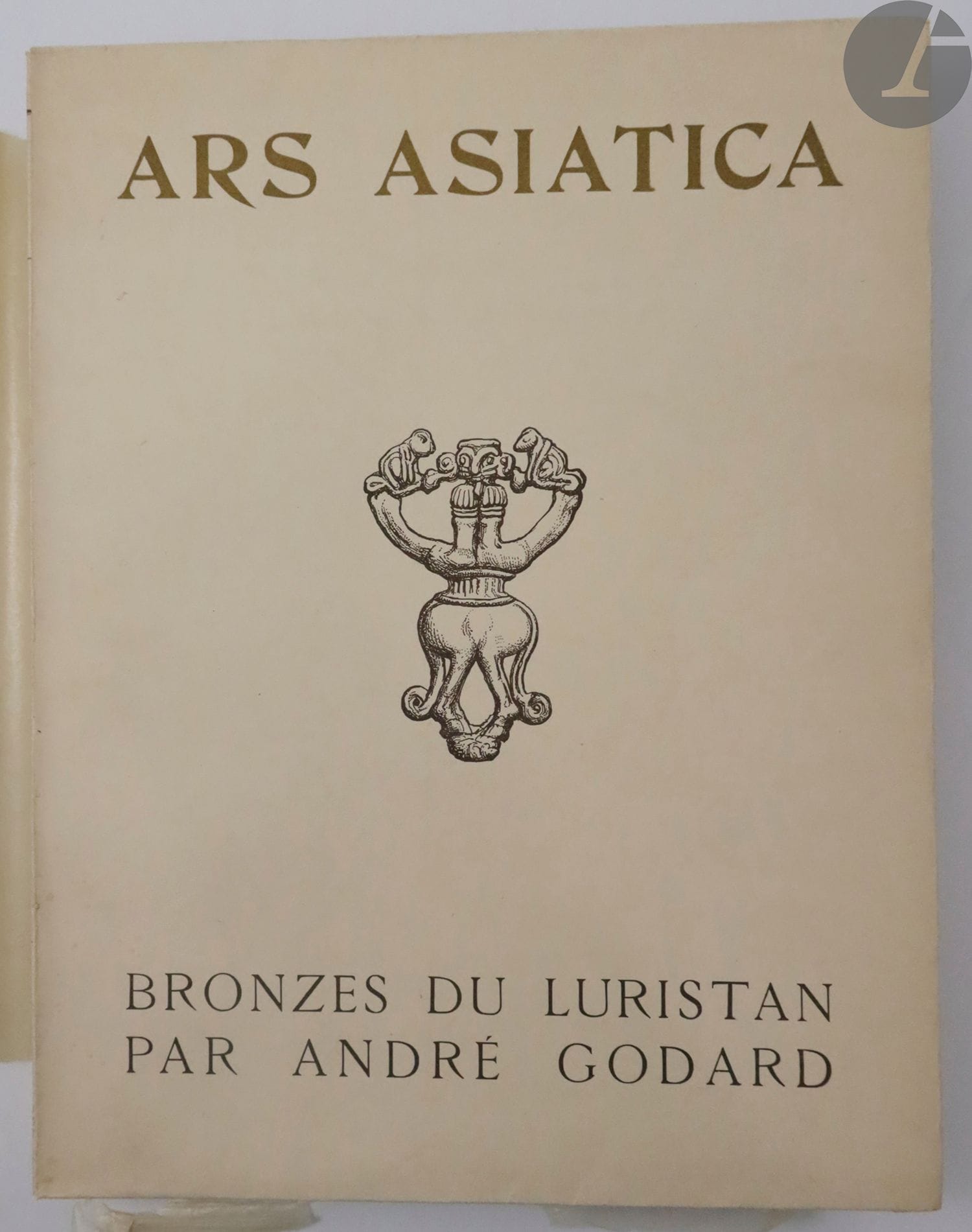 [ART ASIATIQUE].
Ensemble des volumes V, XVI et XVII de la collection « Ars Asiatica », 3 volumes in-4 brochés :

Comprend :
- CŒDÈS (George). BRONZES KHMÈRS. Étude basée sur des documents recueillis par M. P. Lefèvre-Pontalis dans les collections publiques et privées de Bangkok et sur les pièces conservées au Palais royal de Phnom Penh au musée du Cambodge et au musée de l'école française d'extrême-Orient. Paris, Bruxelles : G. Van Oest et Cie, 1923. (V)
- GROSLIER (George). LES COLLECTIONS KHMÈRES DU MUSÉE ALBERT SARRAUT À PHNOM-PENH. Préface de George Cœdès. Paris : Éditions G. van Oest, 1931. (XVI)
- GODARD (André). LES BRONZES DU LURISTAN. Avec un avant-propos de M. René Dussaud. Paris : Éditions G. van Oest, 1931. (XVII)

Quelques salissures aux couvertures sinon exemplaires bien conservés.