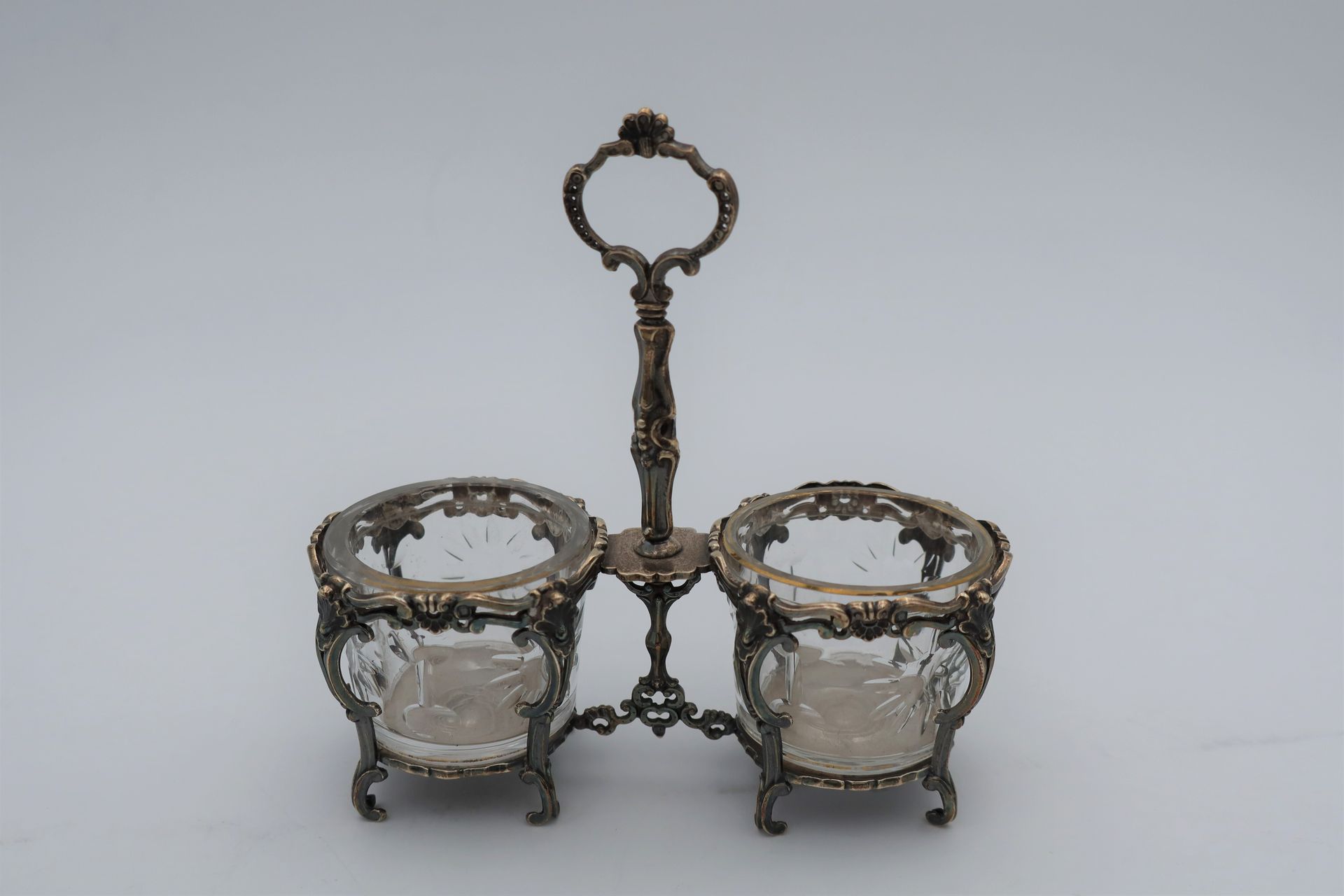 Une salière-poivrière en argent 
Poinçon Minerve
Poids : 131 g
H : 14,5 cm