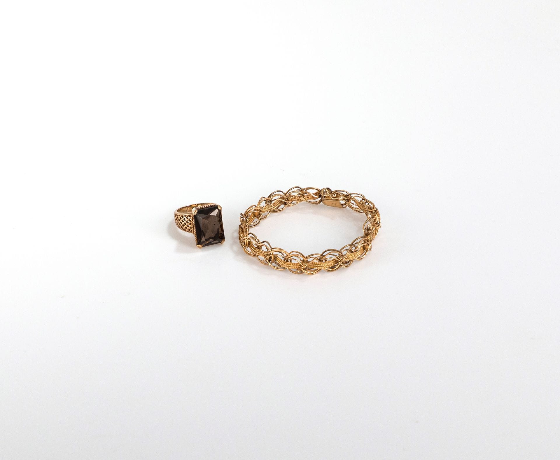 Bague sertie d'un quartz fumé et un bracelet, en or (9K) Poids brut : 21,6 g
