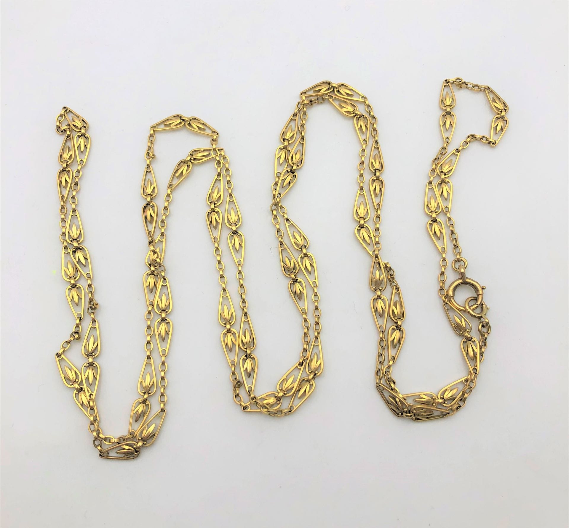 Long sautoir chaine de montre en or (18K). Poids : 84,8 g
(longueur: 160 cm)