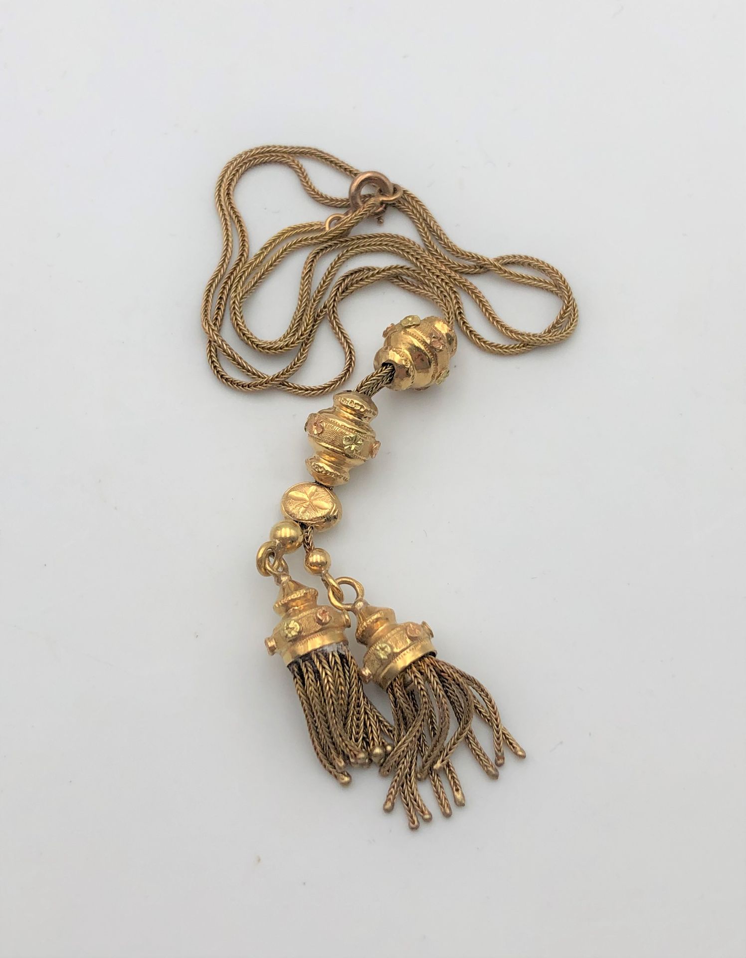 Chaîne de montre en or (18K) avec coulants pompoms. Poids : 13,4 g