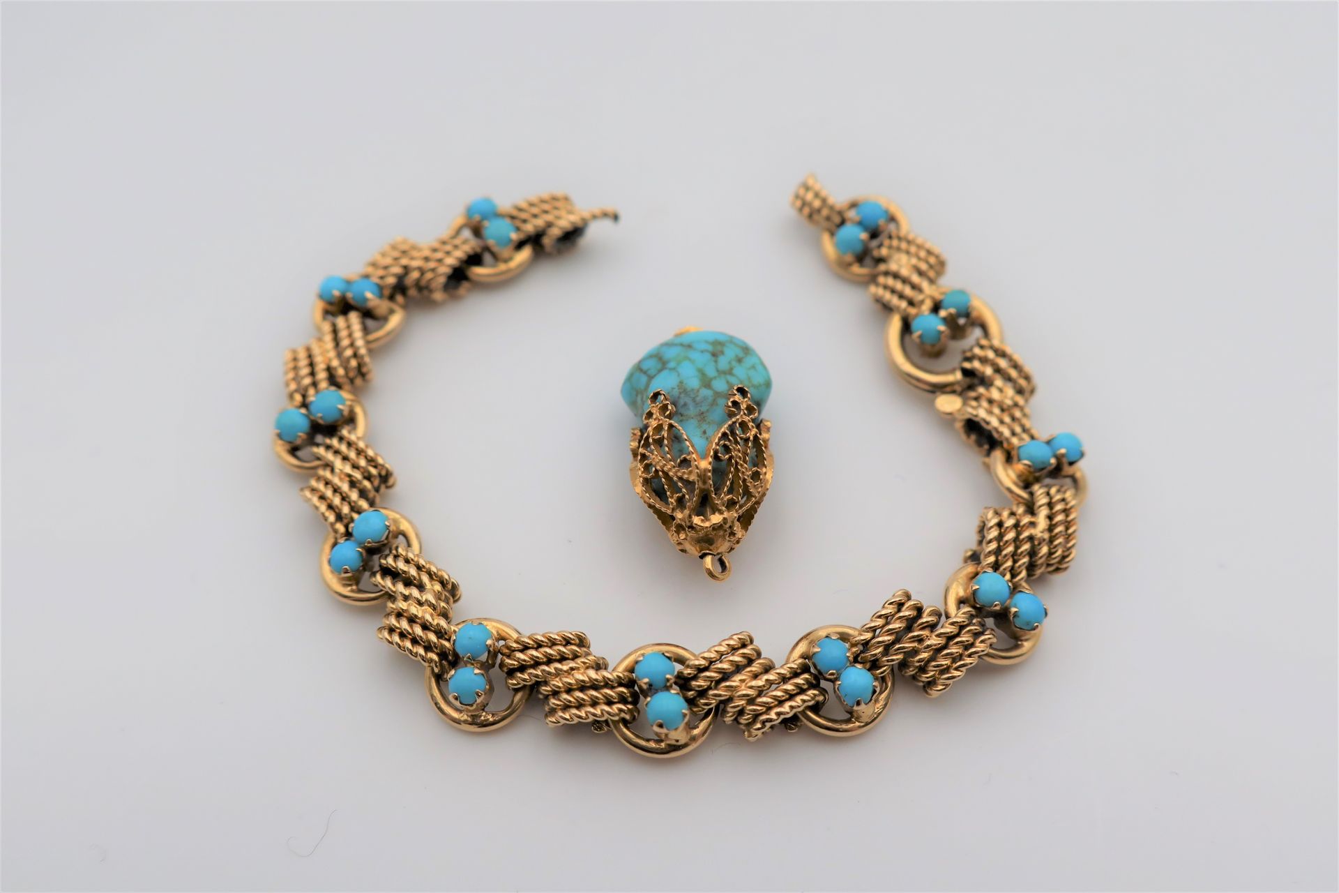Bracelet et pendentif en or (18K) et turquoises. Poids brut: 37,1 g 
(accident)