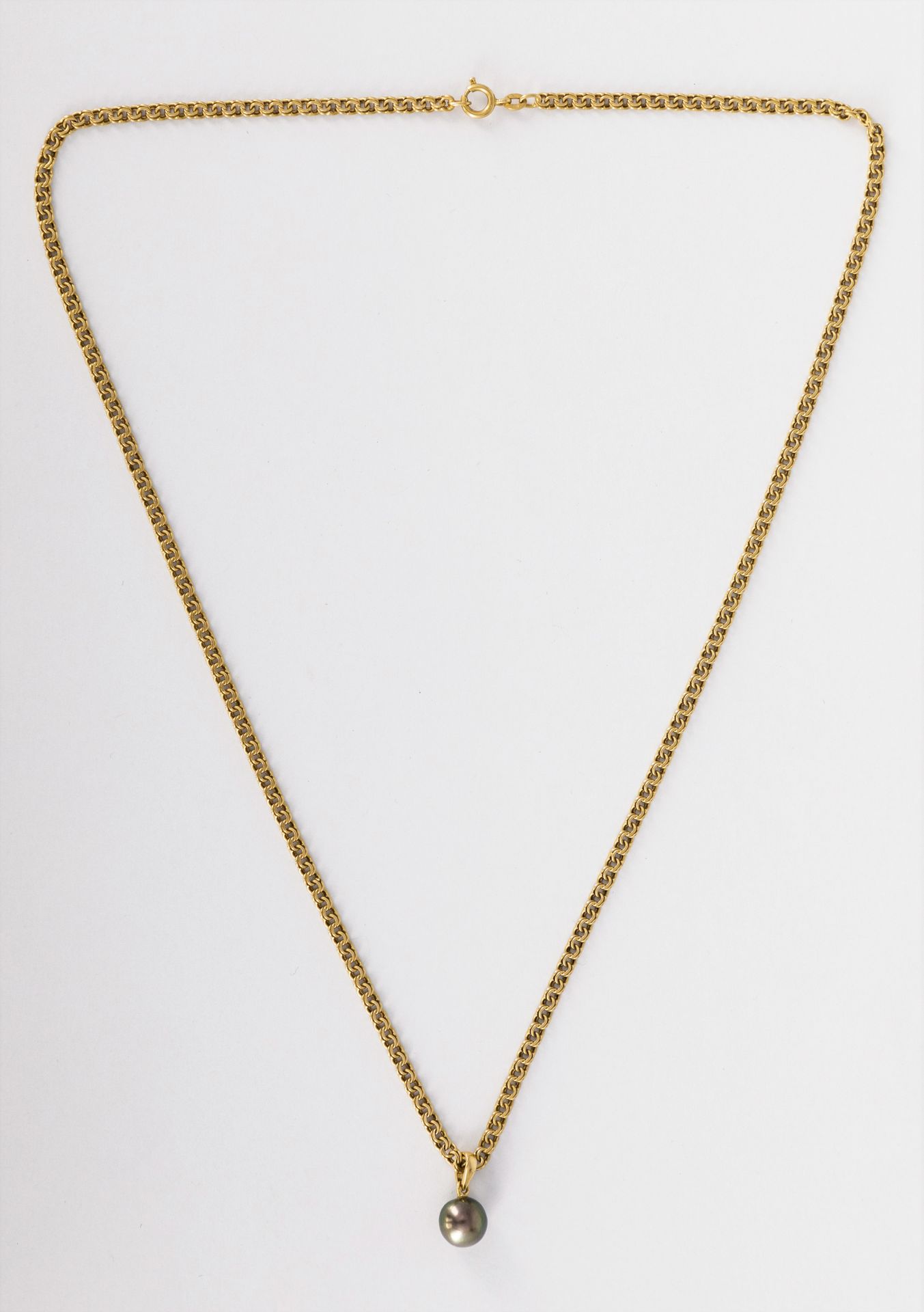 Chaîne en or (18K) retenant un pendentif en or (18K) serti d'une perle de Tahiti.
Poids brut : 21,6 g
(Poids chaine: 19,6 g)