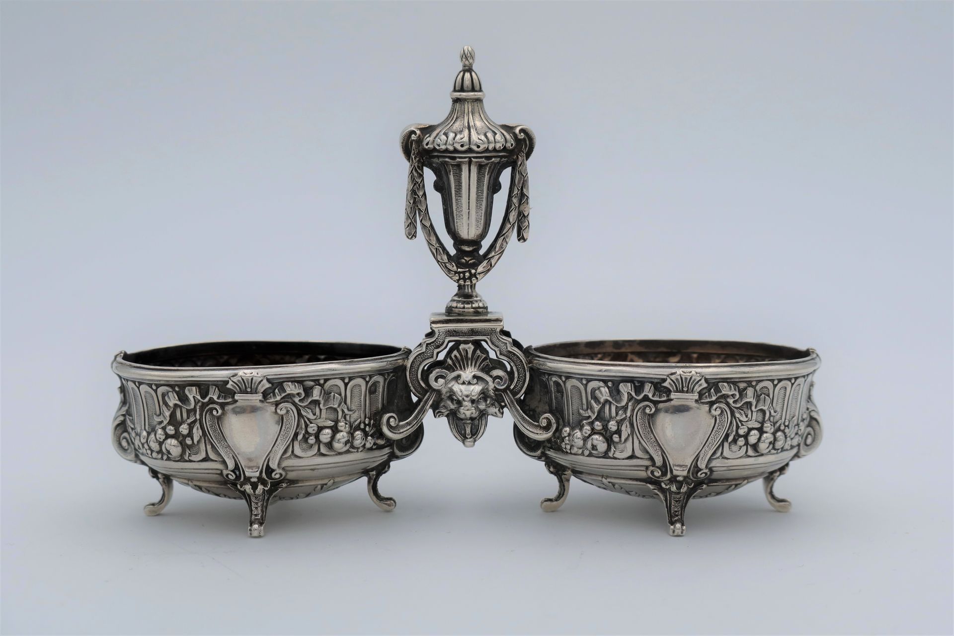 Une salière poivrière en argent de style Louis XVI
Poinçon d'orfèvre Martin, Poinçon Minerve
Poids : 146 g
H : 11,5 cm