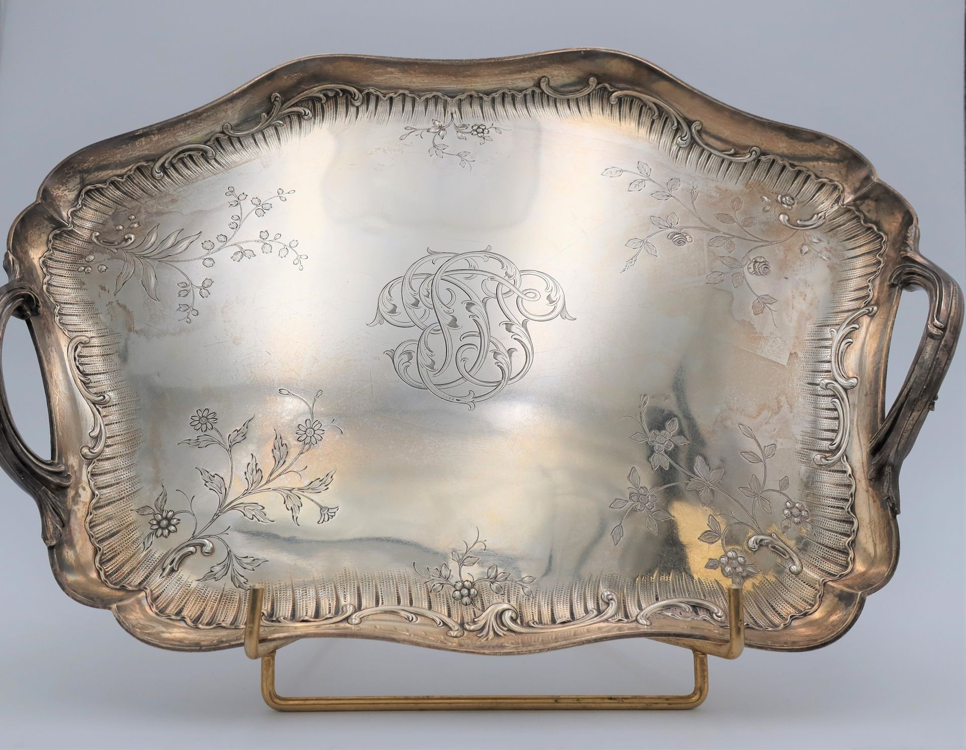 CARDEILHAC, Un plat en argent Art Nouveau à bords contournés à décor estampé de fleurs et de rinceaux, chiffré.
Poinçon Minerve
Poids : 1025 g
L : 41 cm