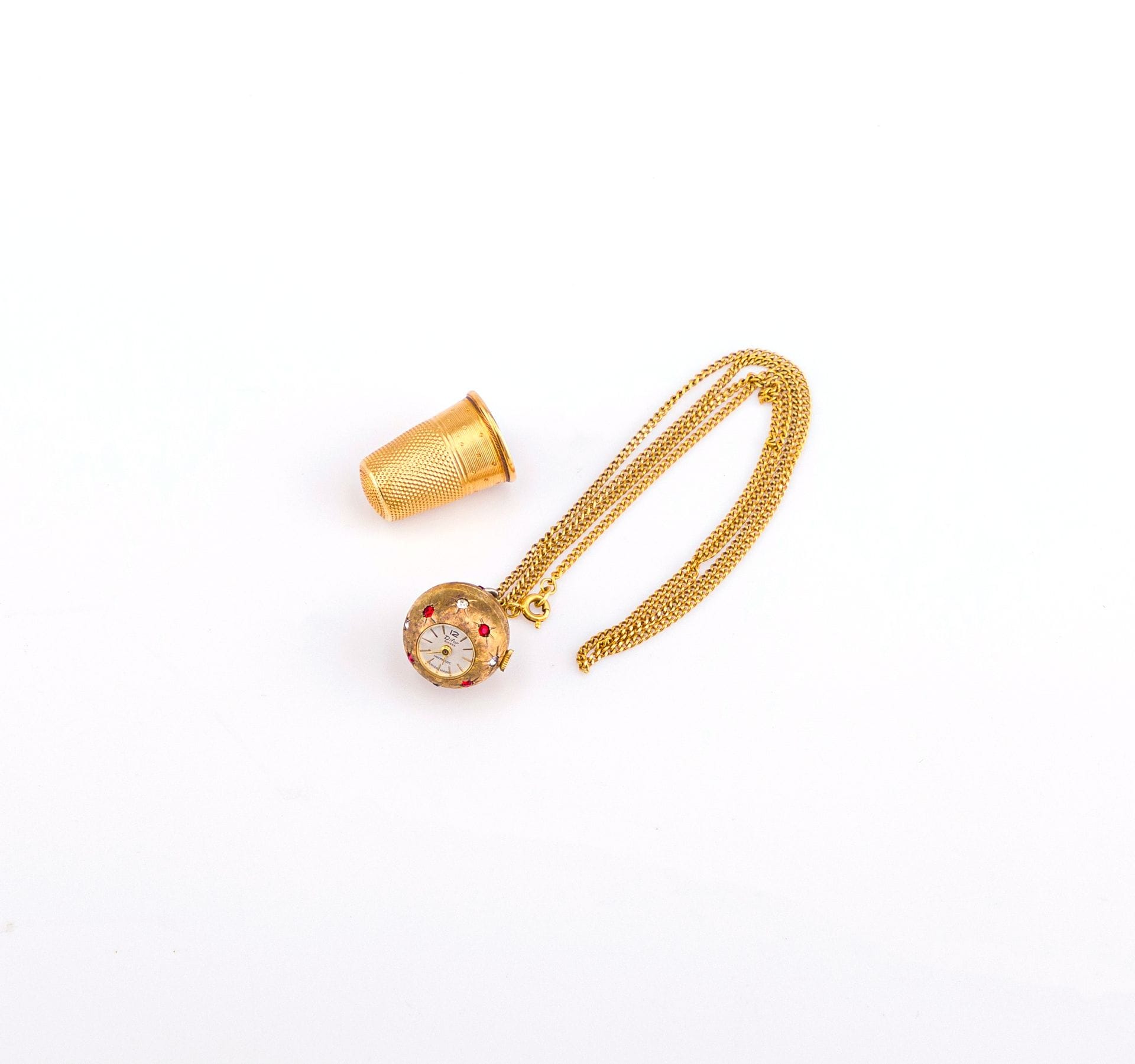 Chaine et dé en or (18K). Poids : 11,6 g
On joint une montre boule en métal. Difor suisse - Incabloc