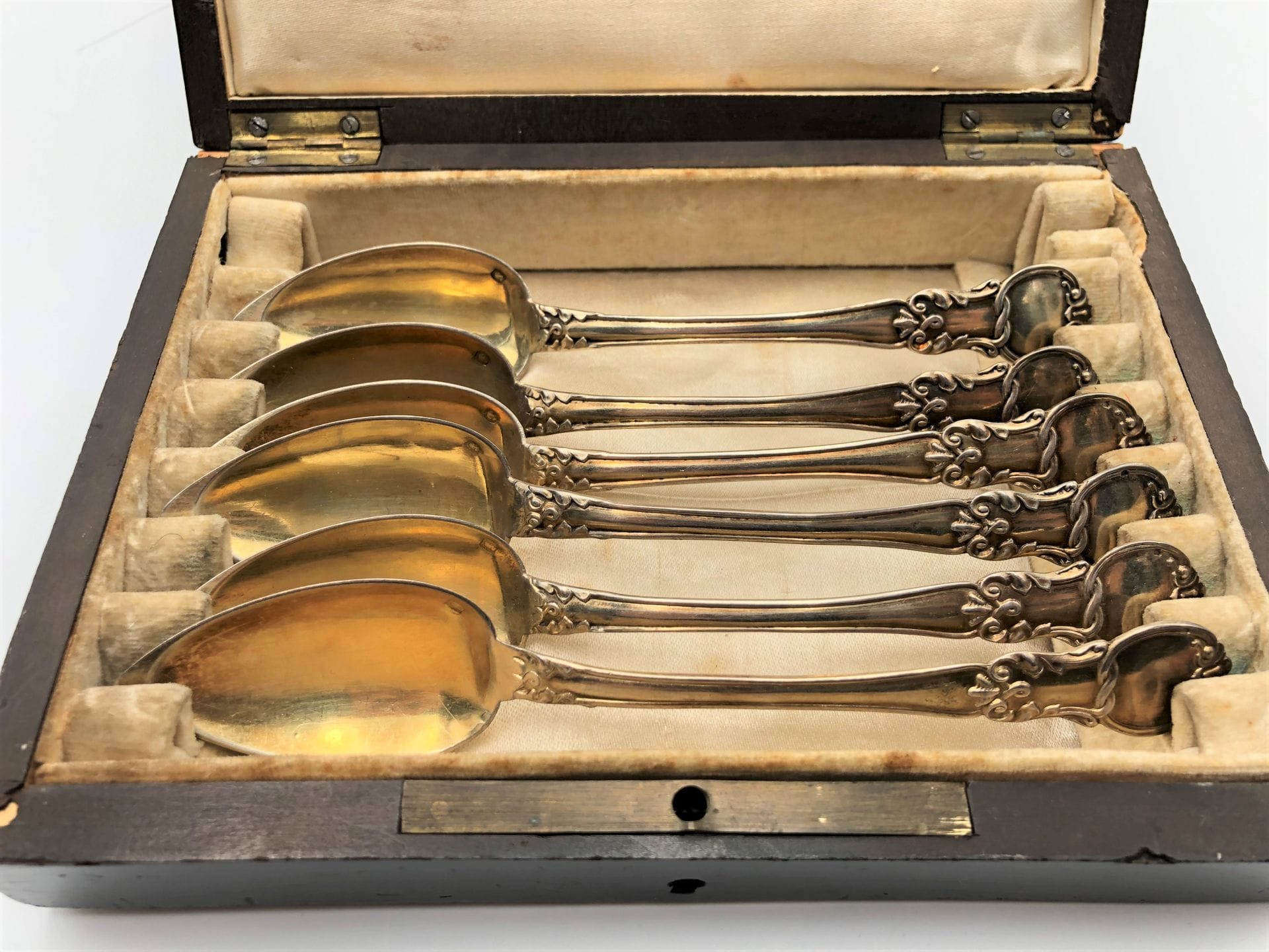 6 petites cuillères en vermeil. Poids: 89,9 g
(Etui en bois "café" joint).