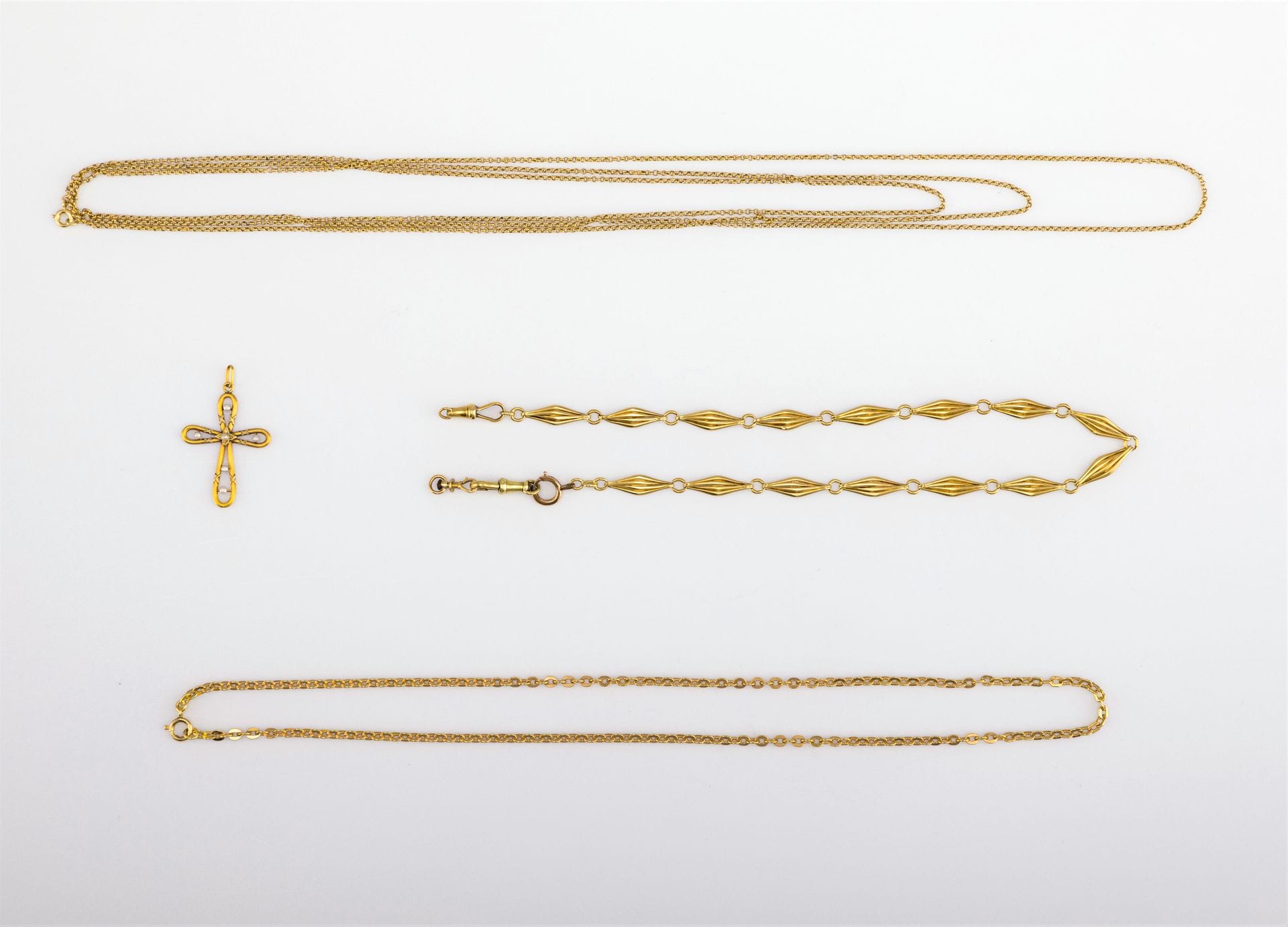 Chaîne en or (18K) et une croix en or (22K) avec perlettes.Poids brut: 19,6 g
