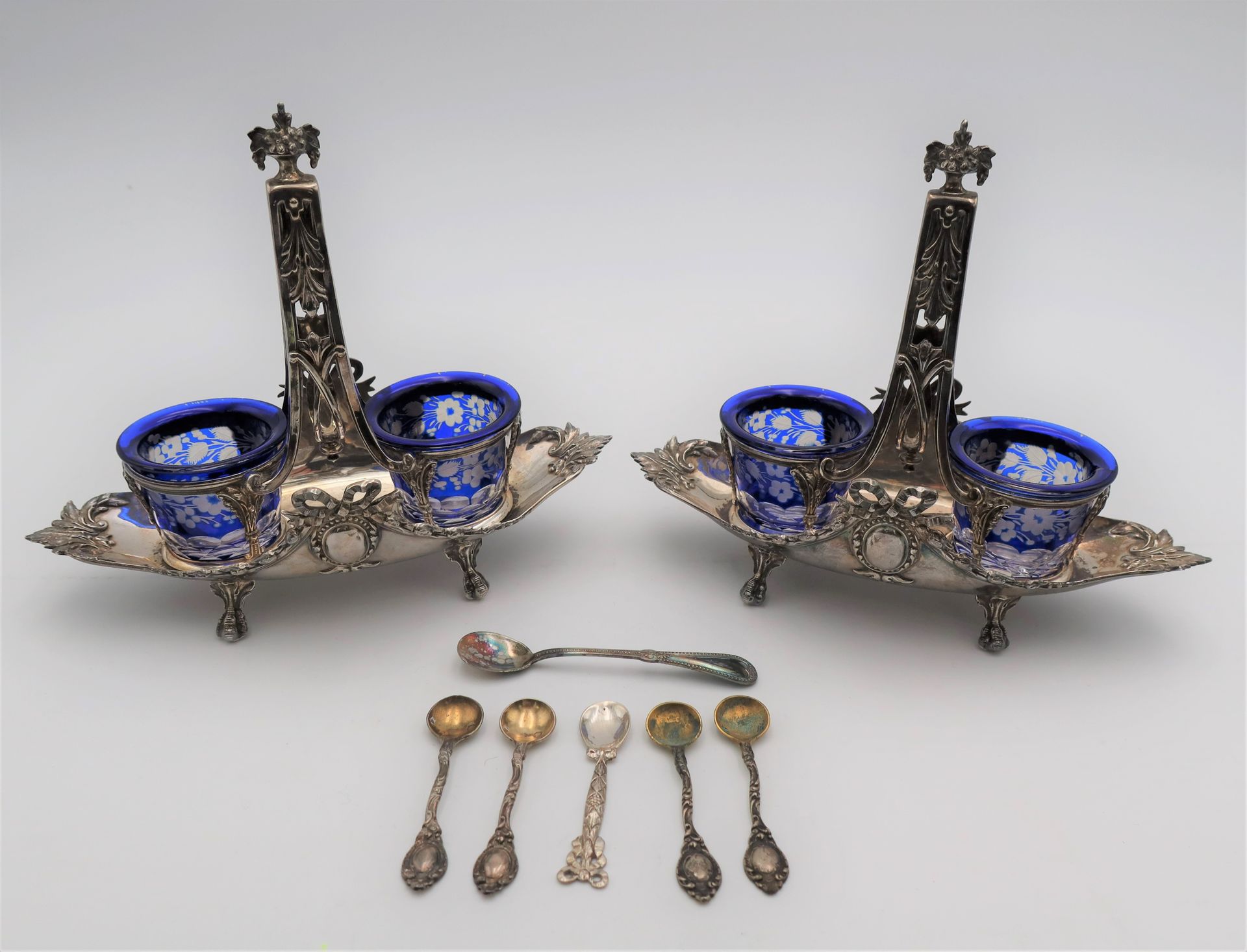 Paire de salières monture argent, salerons en verre bleu, avec 6 pelles à sel de modèles divers.
Poids : 444 g

