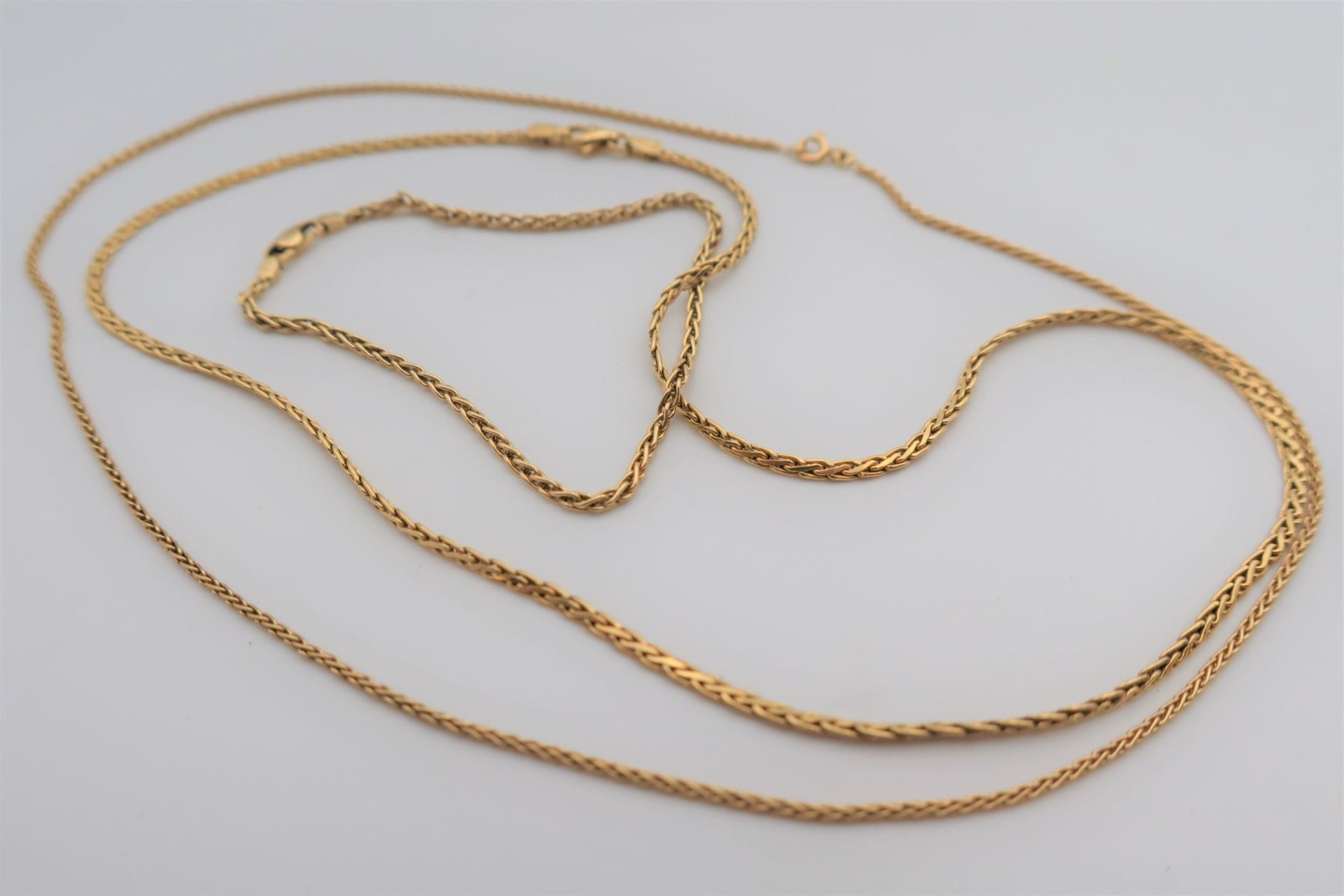 2 colliers et un bracelet en or (18K) tréssé. Poids: 21,5 g