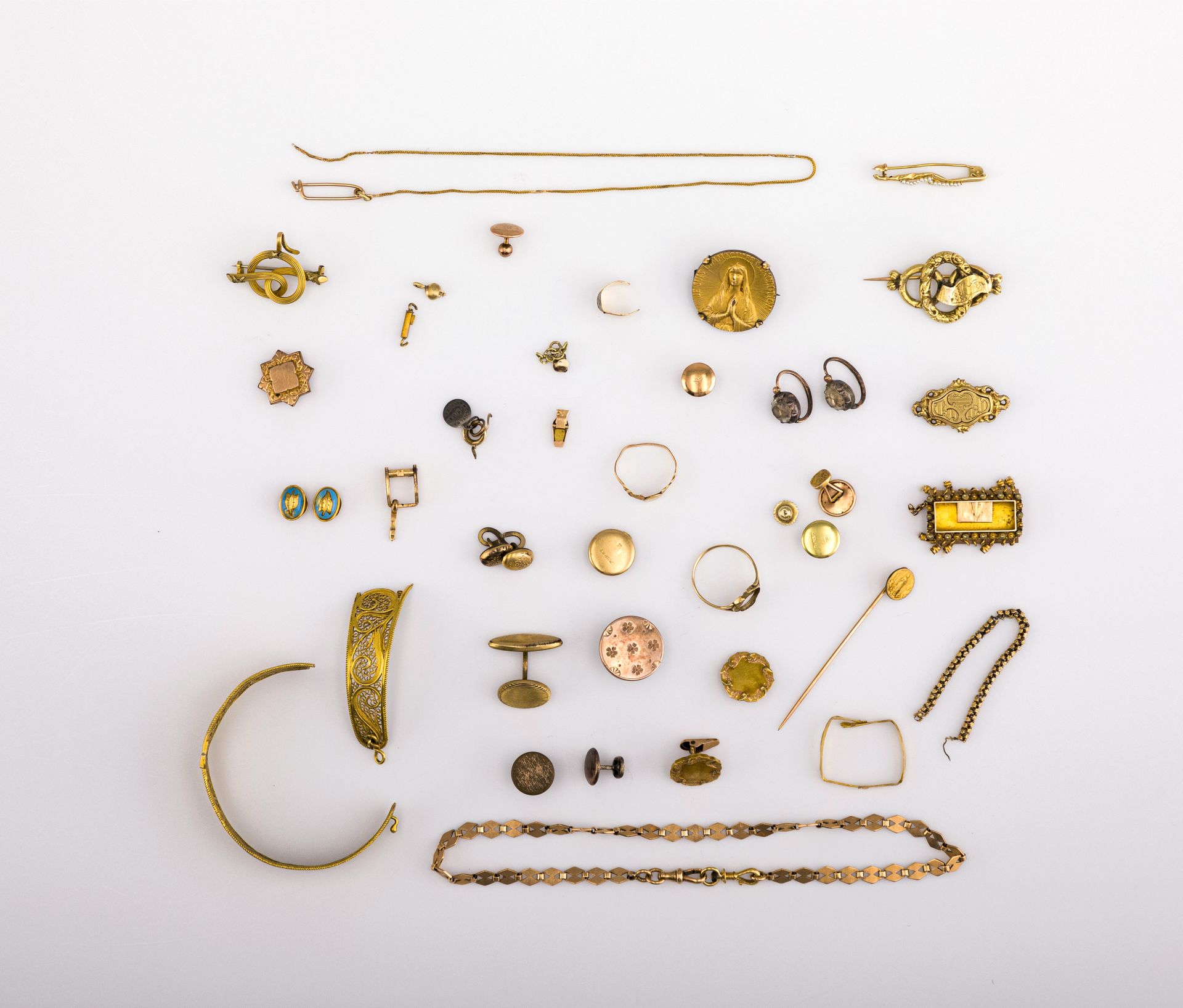 Lot de bijoux et bris d'or (diverses teneurs). Poids brut: 55,6 g 
On joint une médaille, une paire de BO et de nombreux boutons de manchette, en métal.