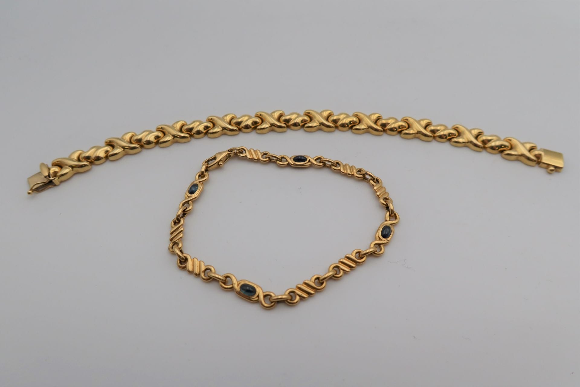 2 bracelets en or (18K). Poids brut : 29,6 g
(dont 1 bracelet avec pierres bleues).