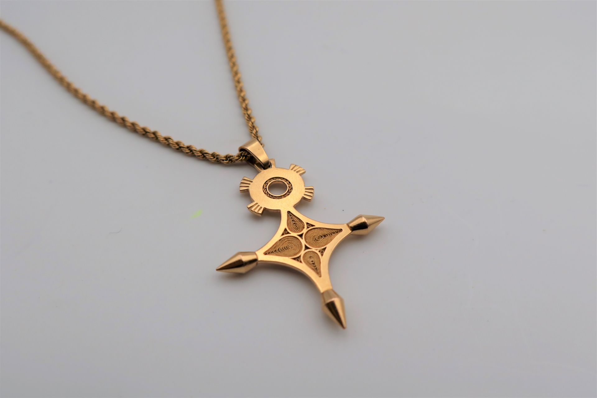 Longue chaine en or (16K) torsadé et pendentif croix en or (18K). Poids: 20,1 g
(Longueur: 70 cm)