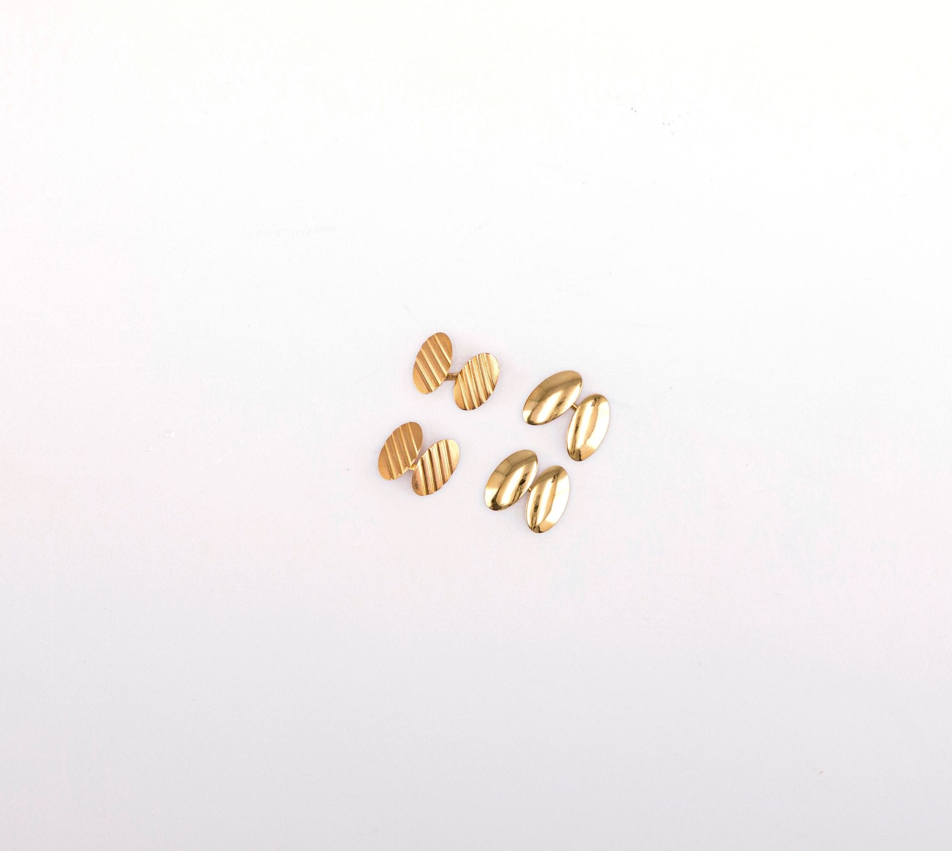 2 paires de boutons de manchette ovales, en or (18K et 16K). Poids : 10,8 g
