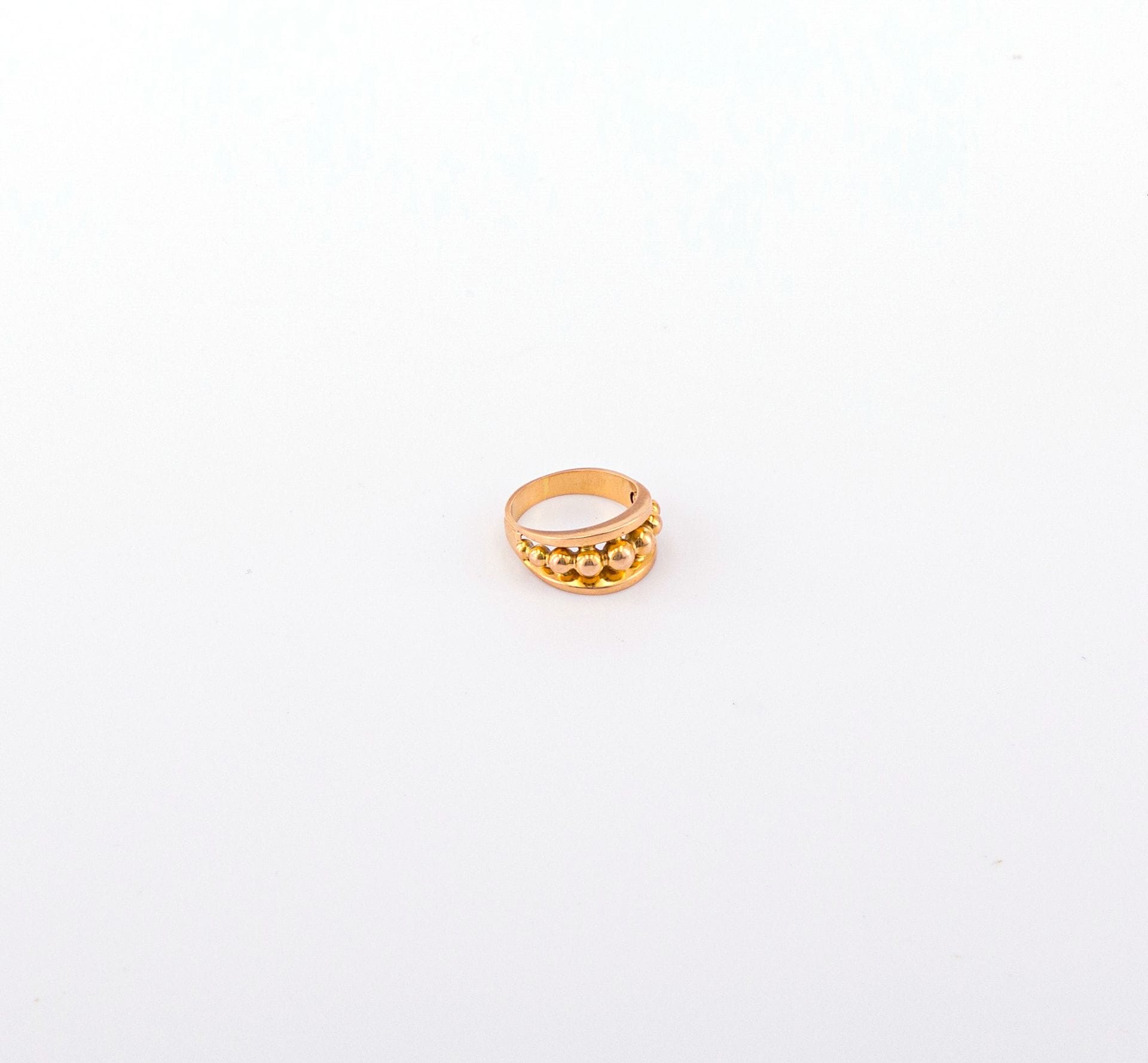 Bague en or jaune (18K) à décor de billes d'or. Poids: 6,4 g
(T: 53)