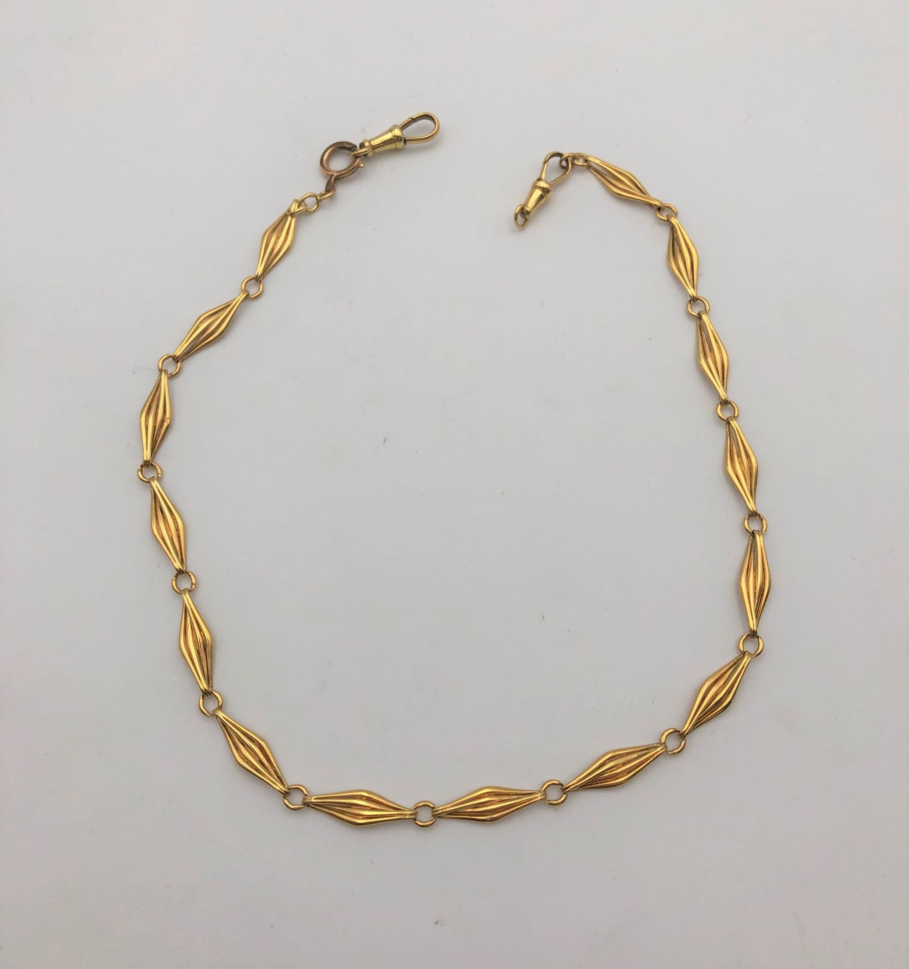 Chaine de montre en or (18K). Poids brut: 24,9 g
(fermoir en métal)