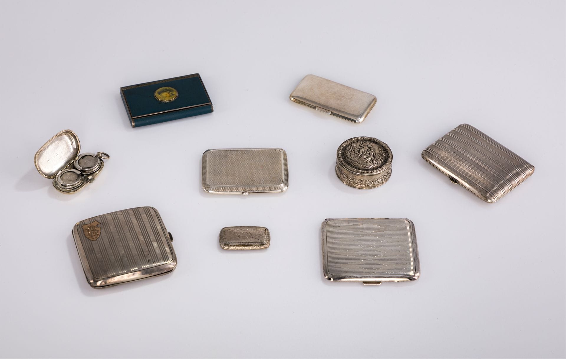 5 tabatières, un porte-monnaie et deux petites boîtes, en argent. 
Poids brut : 484 g

On joint une tabatière en argent émaillée. 
Poids brut: 123,6 g