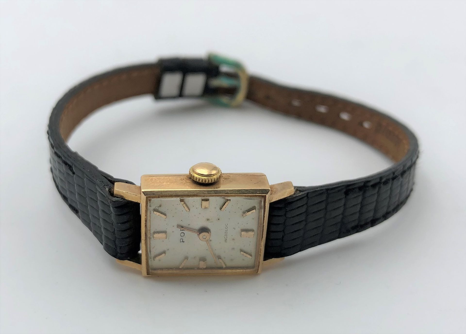 Montre de dame en or (18K) et bracelet cuir.Poids brut: 10,4 g 
(marque POP)