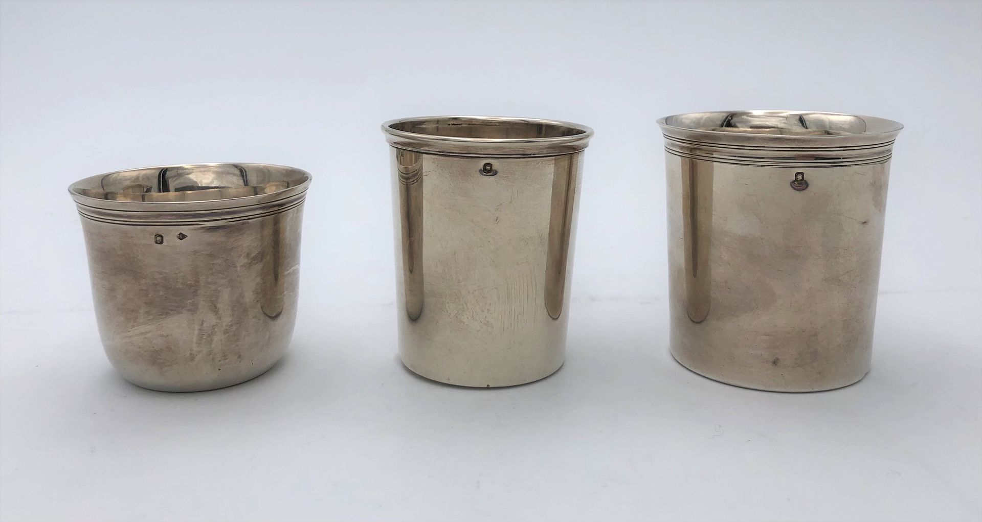 Trois timbales en argent dont une Puiforcat.
Poinçons Minerve
Poids : 246 gr