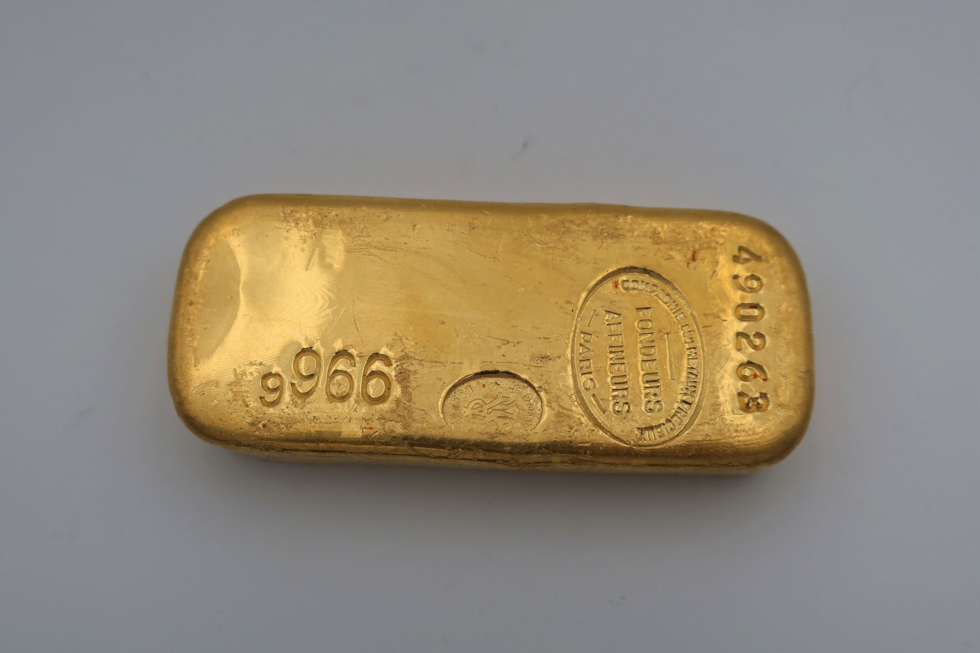 1  Lingot d'or (996.6) N° 490250, avec certificat.
Poids brut: 1000  g