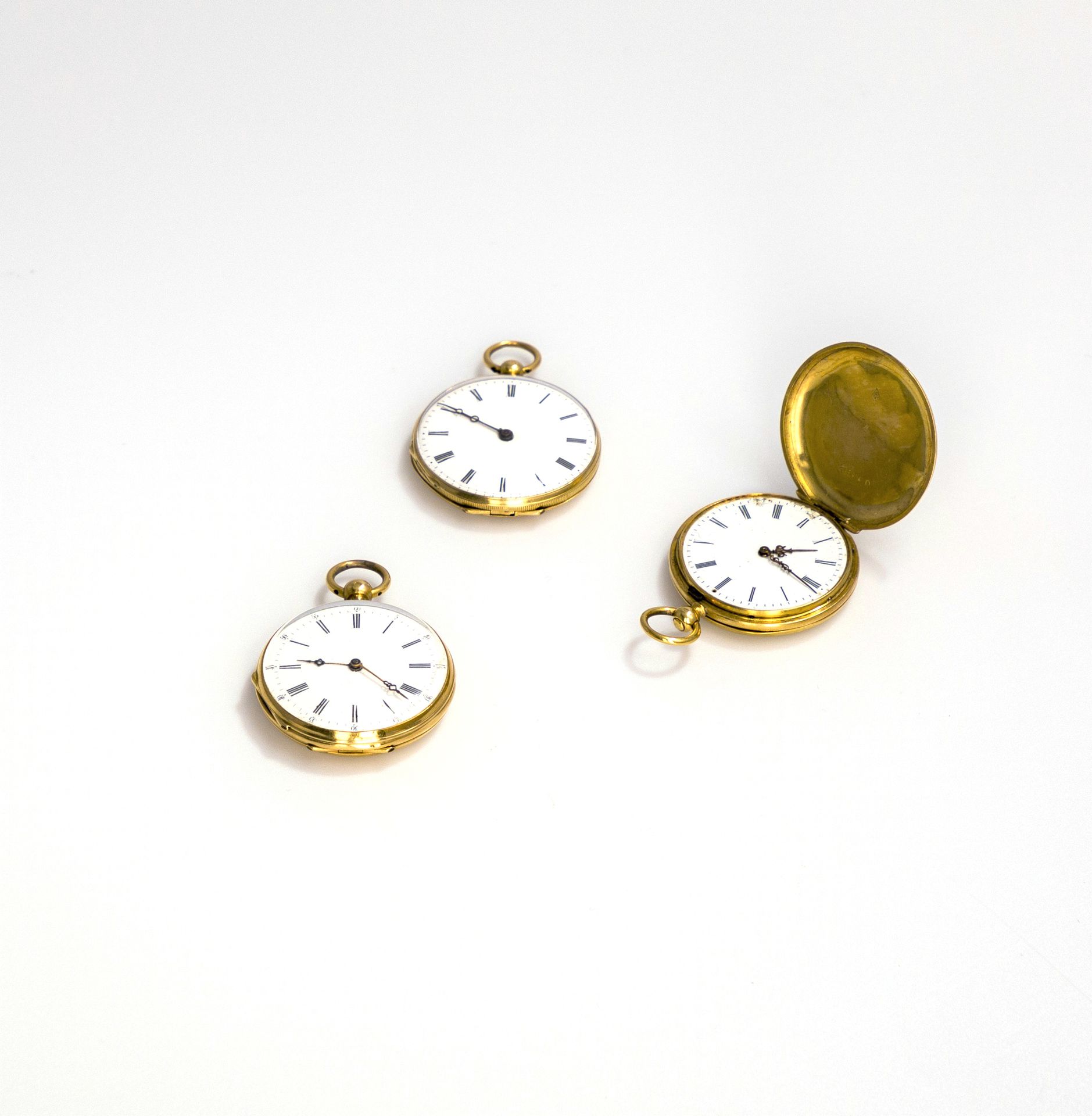 Lot de 3 petites montres de col en or (18K). Poids brut: 85,1 g
(double paroie pour les 3)(2 verres manquants)