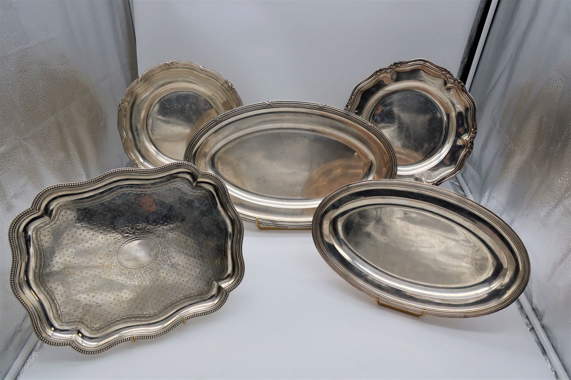 Lot de 5 plats en argent : deux ovales, deux circulaires et un rectangulaire
Poinçon Minerve et poinçon francais d'exportation
Poids : 4440 g
L : 29 cm à 44 cm