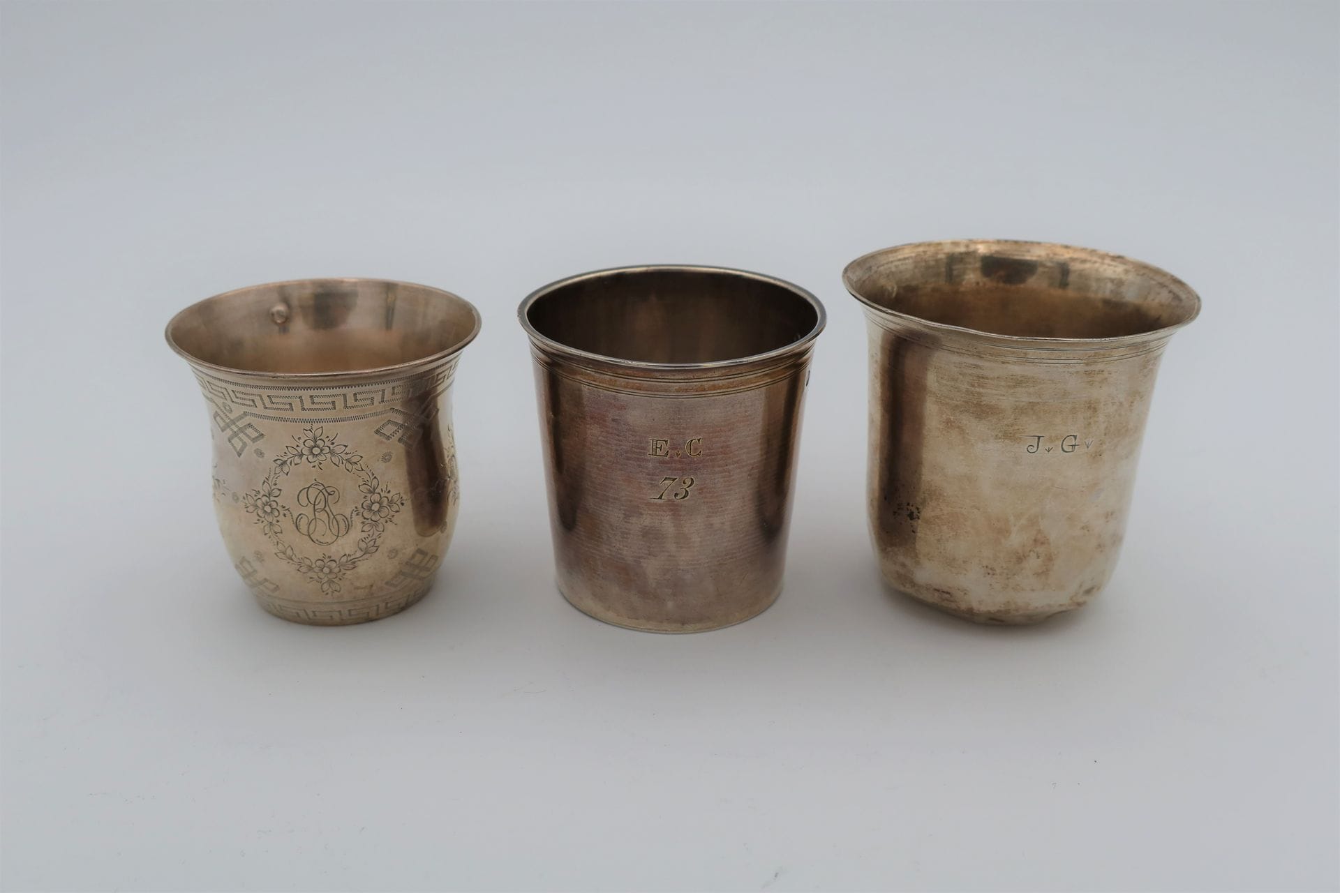 3 timbales à fond plat en argent. 
Poids : 167 g
(chocs).

