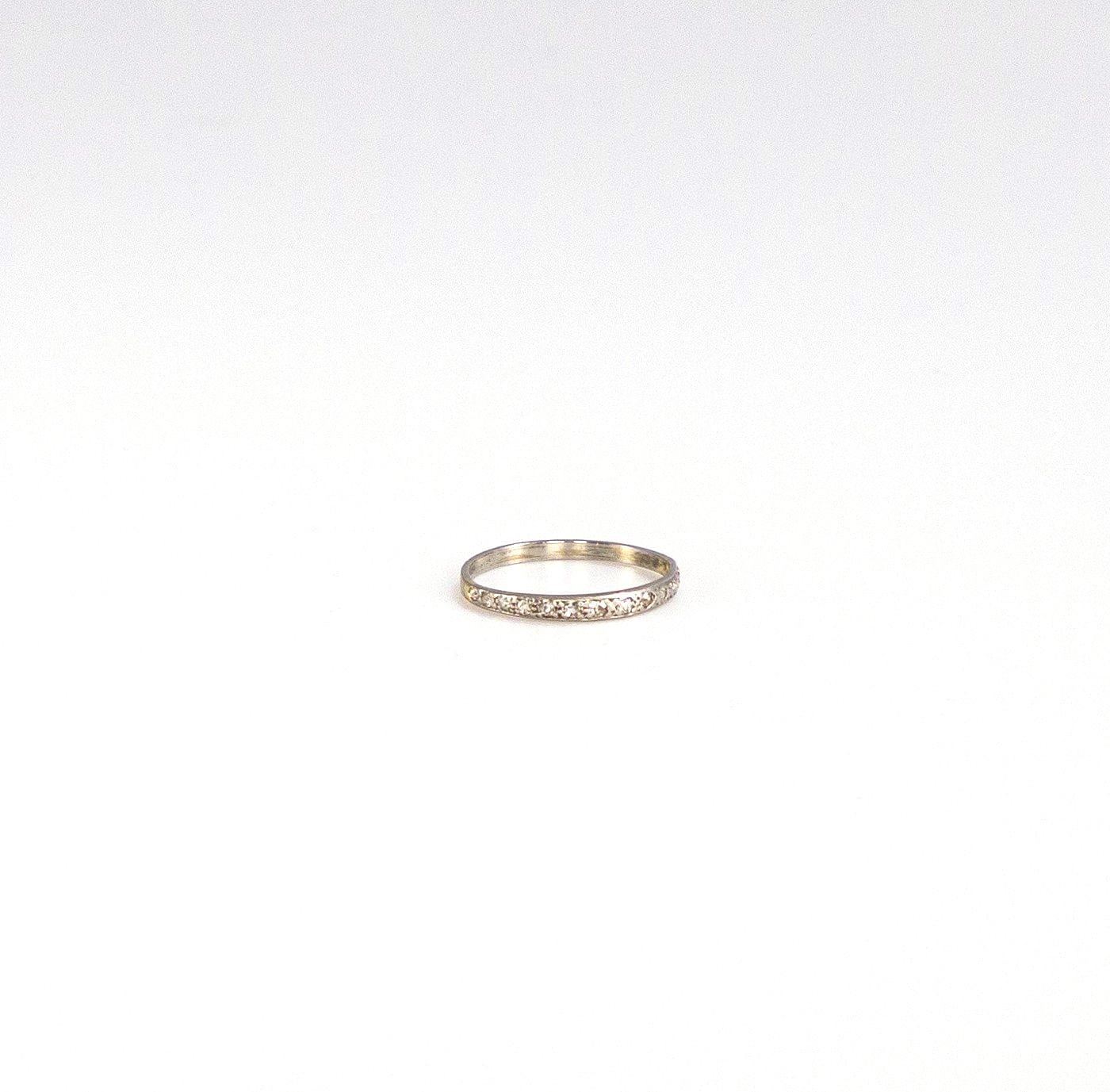 Alliance en platine avec brillants. Poids brut: 1,7 g
(T=55)