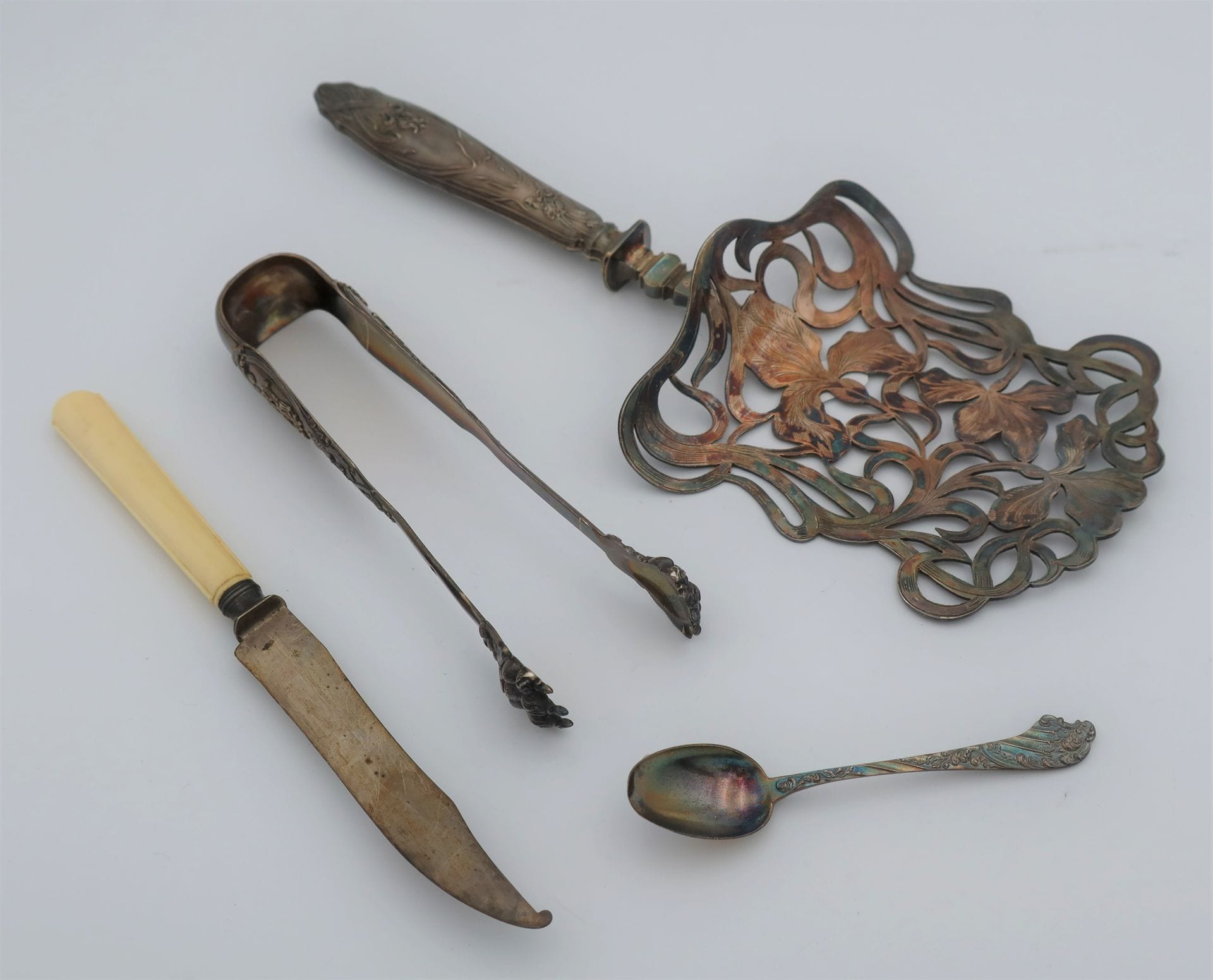 Lot en argent comprenant : 
- Une pince à sucre
- Un couteau lame en argent
- Une pelle à selle
- Une pelle à glace
Poinçon Minerve
Poids brut : 250 g