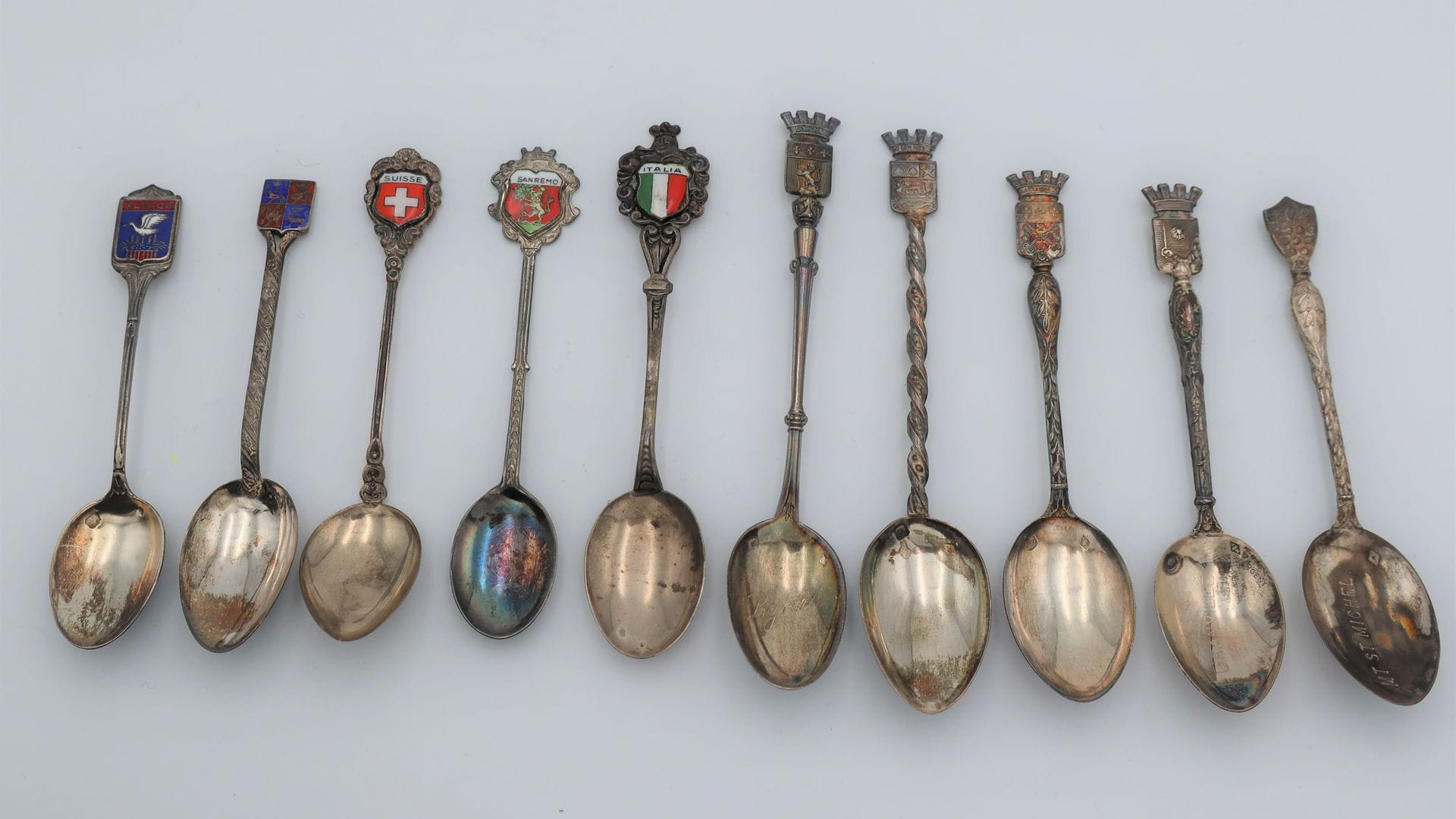 Lot de 10 petites cuillères en argent 950 et 800
Poinçons Minerve
Poids brut : 89 g