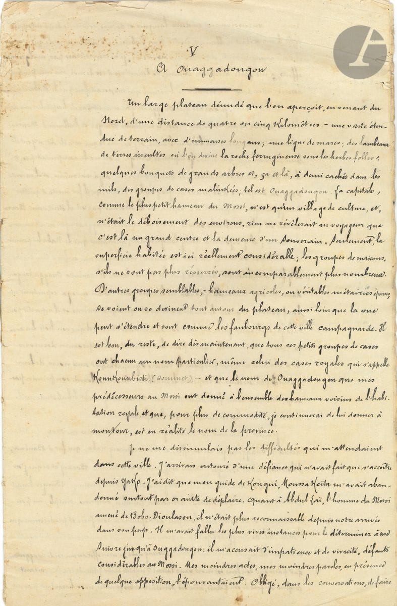 AFRIQUE NOIRE. François CROZAT (1858-1893), médecin et explorateur. Manuscrit (copie d’époque), Kinian [Mali] décembre 1890-janvier 1891 ; 95 pages in-fol. en 3 cahiers(quelques défauts et déchirures ; bords sup. effrangés).

Récit de son voyage d’exploration à travers le pays Mossi, jusqu’à Ouagadougou, à 600 kilomètres à l’est de Sikasso (sud du Mali), où il était basé. Parti avec 5 porteurs le 1er août 1890, il se rendit à Bobo-Dioulasso sur la Volta noire, descendit la rivière par Ouoroukoy et Lanfiera, puis parvint à déjouer les menaces des populations islamisées et arriva à Ouagadougou, capitale du Mossi, où il fut bien accueilli par le naba Bocary, avec lequel il signa un traité d’amitié. Il était de retour à Sikasso le 20 novembre. Extraits :
« Mon personnel, depuis Souri, était resté intact ; cependant, un des porteurs, le nommé Thiédian, présenta le jour même du départ les premiers symptômes du ver de Guinée. Je dus, le surlendemain, le confier à mon hôte de Sattiri. Je le trouvai guéri à mon retour. Les animaux un peu fatigués à l’arrivée à Bobo-Dioulassou, avaient repris, à l’exception d’un des deux derniers bœufs que je dus abandonner. Je le remplaçai par trois porteurs que j’engageai jusqu’à Ouoroukhoy. Parmi ces porteurs était un homme du Mossi, le nommé Abdul Laï que j’avais eu la bonne fortune de rencontrer et de pouvoir déterminer à me suivre. Il me rendit de grands services, en route, par sa connaissance des chemins, et au Mossi par sa connaissance de la langue. On ne parle guère, en effet, là-bas, que la langue Mossi. Ses services eussent été plus grands encore, si j’avais pu le faire renoncer à une timidité excessive qui le faisait s’effrayer de tout et qui ne laissa pas plusieurs fois que de me créer des ennuis. […] A Bassora je devais rencontrer le Fama Mahmadou Sanou, chef de tout le pays des Bobo-Diulas & que Guimbi appelait son frère. Guimbi n’est pas en effet une ouattara pure ; sa mère était une sanou. Mahmadou me dirigerait ensuite sur Onoronko. J’ai mis quatre jours de marche pour me rendre de Bobo-Dioulasso à Bassora, et cinq jours pour, de Bassora, atteindre Ouorouko [...] Bobos, Sambélaws et Toussias vont nus communément. Les hommes n’ont guère que quelques ornements dans les cheveux, aux bras, aux genoux ou aux chevilles. Les femmes n’ont pour tout costume qu’une touffe de feuilles fraichement cueillies qui sont attachées à une ficelle faisant le tour des reins et qui pendent entre le haut des cuisses. La plupart ont ainsi deux bouquets, l’un devant, l’autre derrière. S’habiller est très mal vu chez eux et un Bobo se déshonorerait en mangeant du couscous préparé par une femme portant pagne. “Femme qui s’habille, disent-ils avec une curieuse logique, a quelque chose à cacher et ce que l’on veut cacher ne saurait être qu’une infirmité ou une laideur”. Toute la coquetterie que l’usage leur permet consiste à s’oindre le corps avec du karité coloré en rouge par de l’hématite et à porter un gros cylindre de quartz blanc enchâssé dans la lèvre inférieure. Le poids du cylindre leur fait garder la bouche continuellement entr’ouverte et pendre la lèvre lamentablement »...
Ce récit semble être resté inédit ; il est mentionné par Monteil dans De Saint-Louis à Tripoli par le lac Tchad, voyage au travers du Soudan et du Sahara : « Crozat terminait à ce moment son rapport et son itinéraire. Avec le plus parfait désintéressement, il me communiqua ses travaux en entier, y ajoutant foule de renseignements qui devaient m’être dans la suite de la plus grande utilité. Des hommes venus avec lui du Mossi acceptèrent de me servir de guides et d’interprètes ; ils devaient retourner avec moi. La mort a fauché ce vaillant au cœur généreux, simple et droit ».