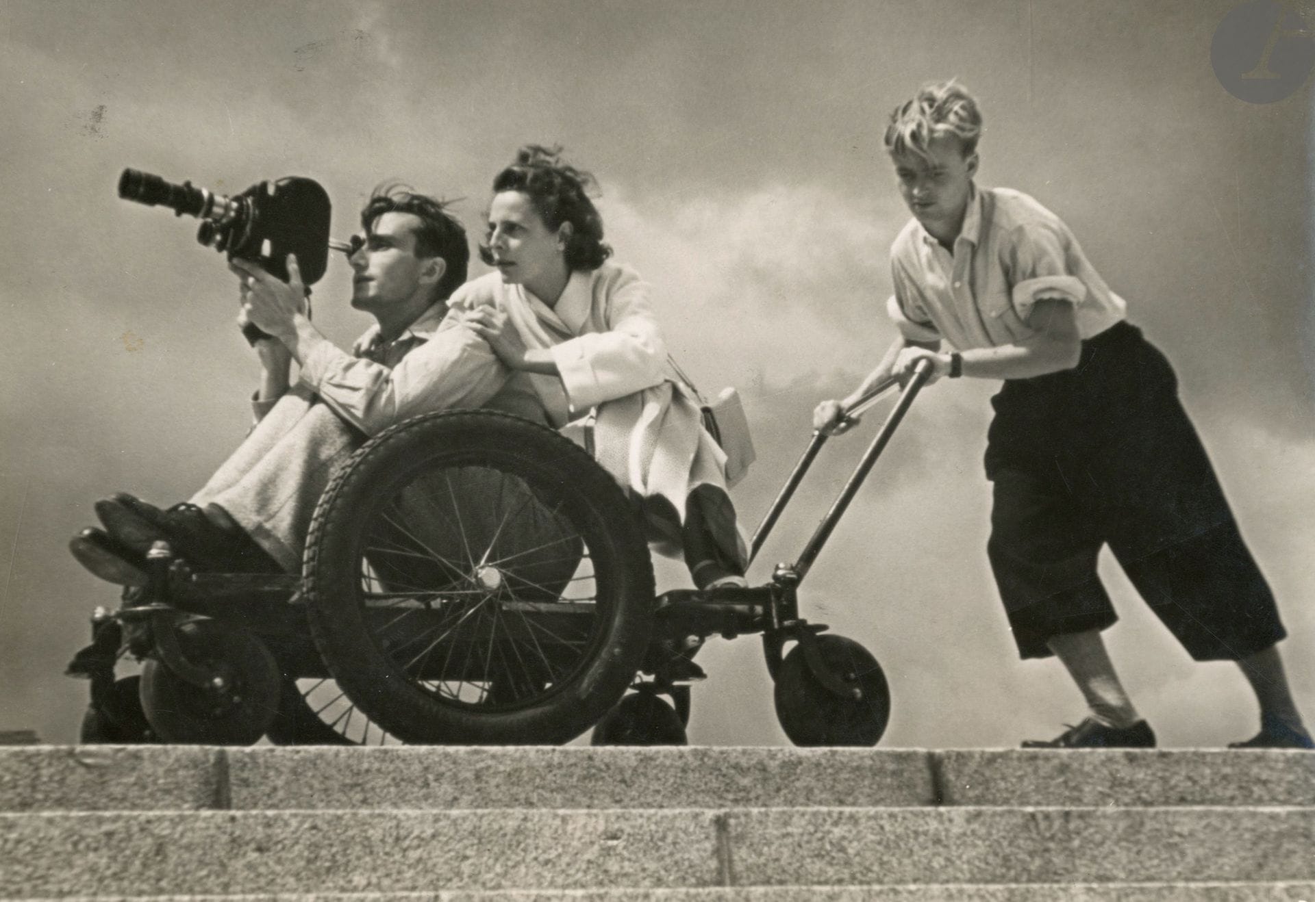 Rolf Lantin (1903-1964) 
Walter Frentz et Leni Riefenstahl sur le tournage des Dieux du stade (Olympia), août 1936. 
Épreuve argentique d’époque. Légendes manuscrites, indications de recadrage et date de publication (24 /  6 / 1938) au verso. 
14,7 x 21 cm

Rolf Lantin (1903-1964) 
Walter Frentz and Leni Riefenstahl on the set of Olympia, August 1936. 
Vintage gelatin silver print. Handwritten captions, cropping marks and date of publication (24/6/1938) on verso. 
14.7 x 21 cm