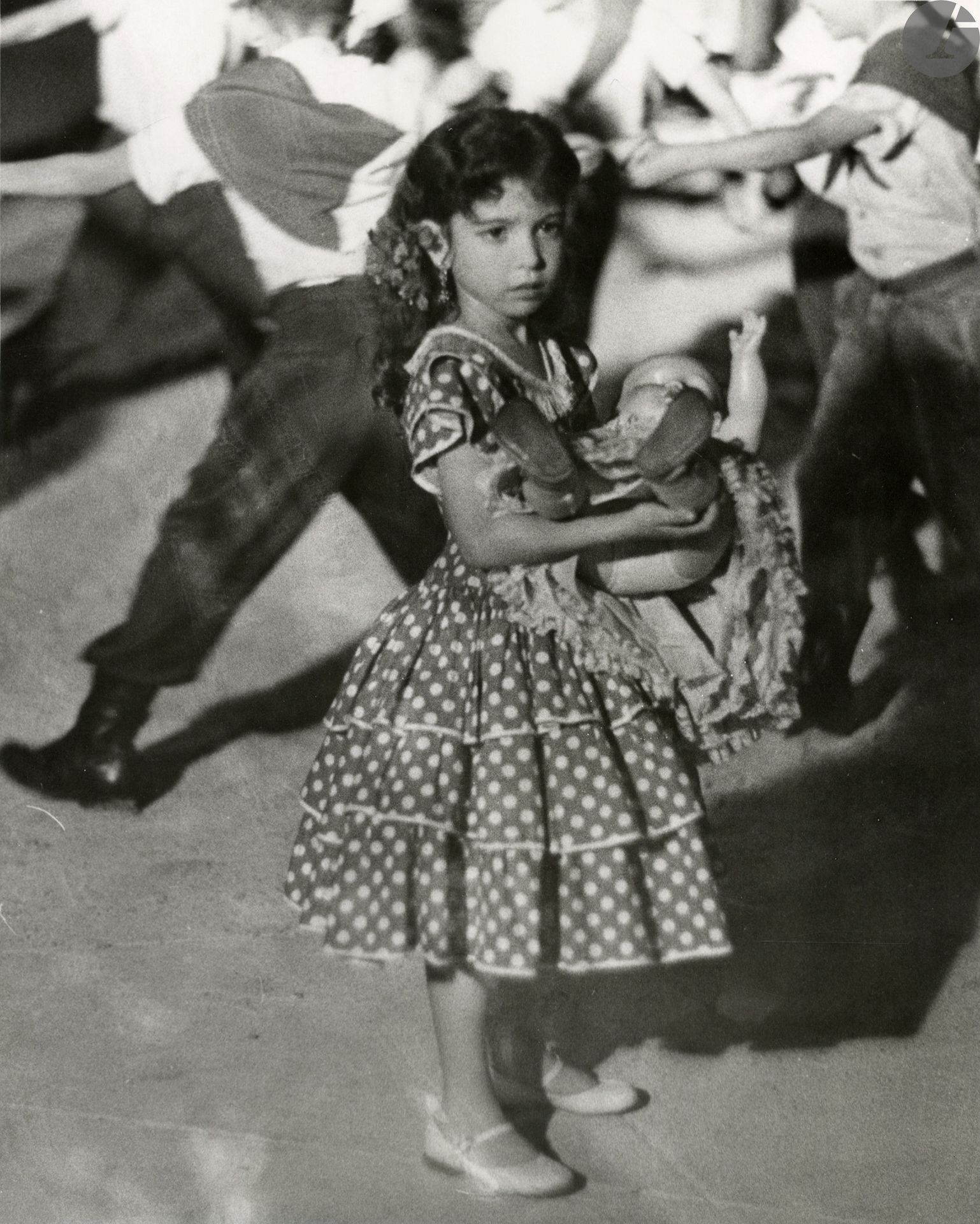 Jose Amador 
Cuba, c. 1960. 
Fillette à la poupée.
Épreuve argentique d’époque. Tampon du photographe au verso. 
25,3 x 20,5 cm avec marges

Jose Amador 
Cuba, c. 1960. 
Girl with a doll.
Vintage gelatin silver print. Photographer's stamp on verso. 
25,3 x 20,5 cm with margins
