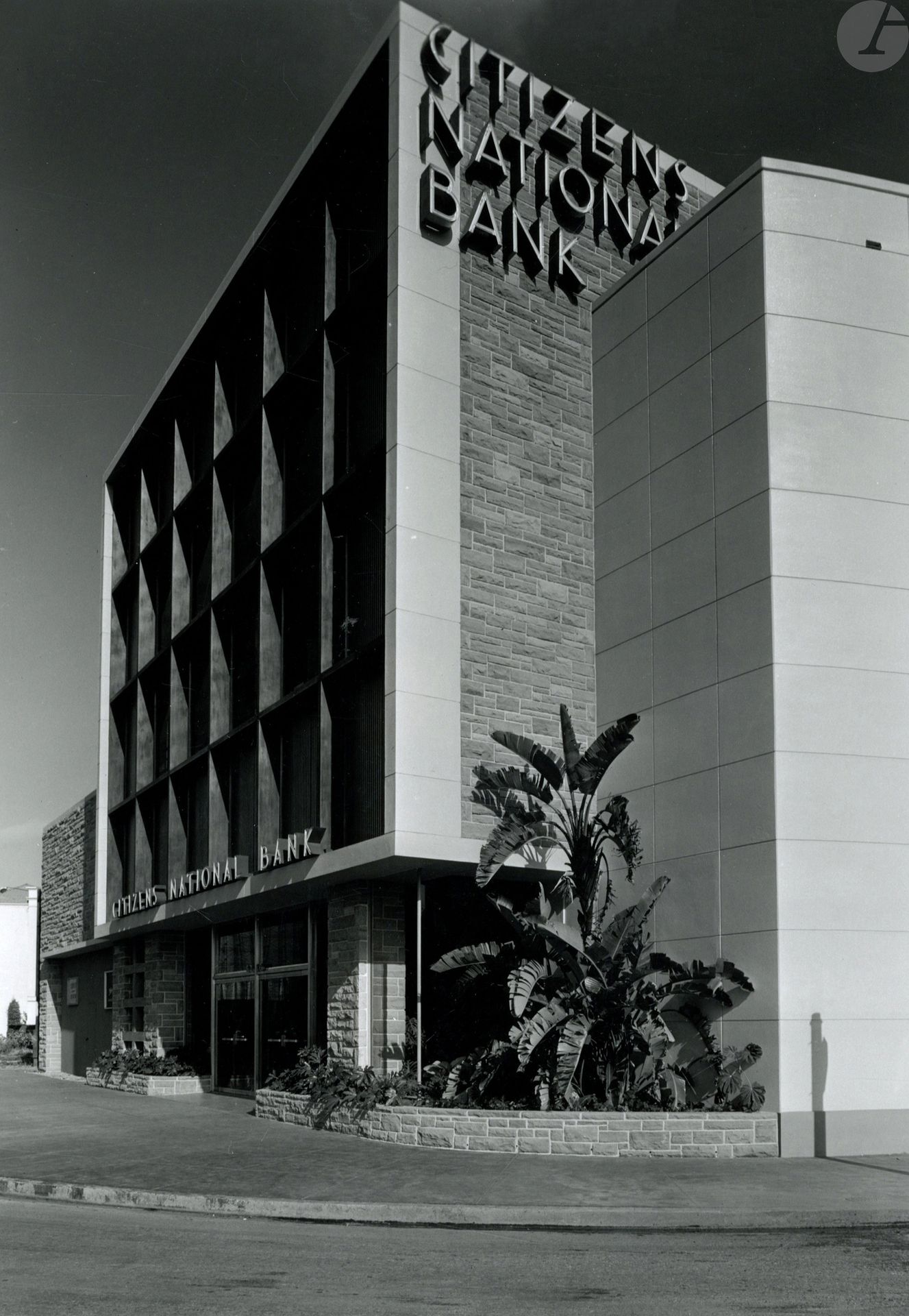 Julius Shulman (1910-2009)
Citizens National Bank (États Unis), c. 1960-1970. 
Épreuve argentique d’époque. Tampon « Julius Shulman » au verso. 
25, x 20,2 cm avec marges 

Julius Shulman (1910-2009)
Citizens National Bank (USA), c. 1960-1970. 
Vintage gelatin silver print. Stamped "Julius Shulman" on verso. 
25, x 20,2 cm with margins