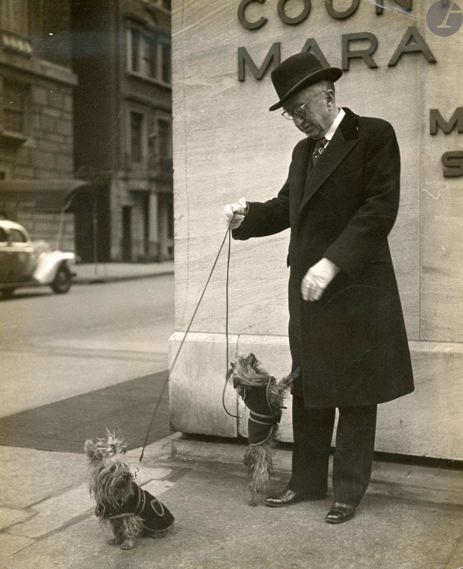 Nina Leen (1909-1995)
New-yorkais et ses chiens, c. 1950.
Épreuve argentique d’époque. Légende tapuscrite sur étiquette et tampon de la photographe au verso.
24 x 19,5 cm

Nina Leen (1909-1995)
New Yorker and his dogs, c. 1950.
Vintage gelatin silver print. Typed caption on label and Photographer's stamp on verso.
24 x 19.5 cm